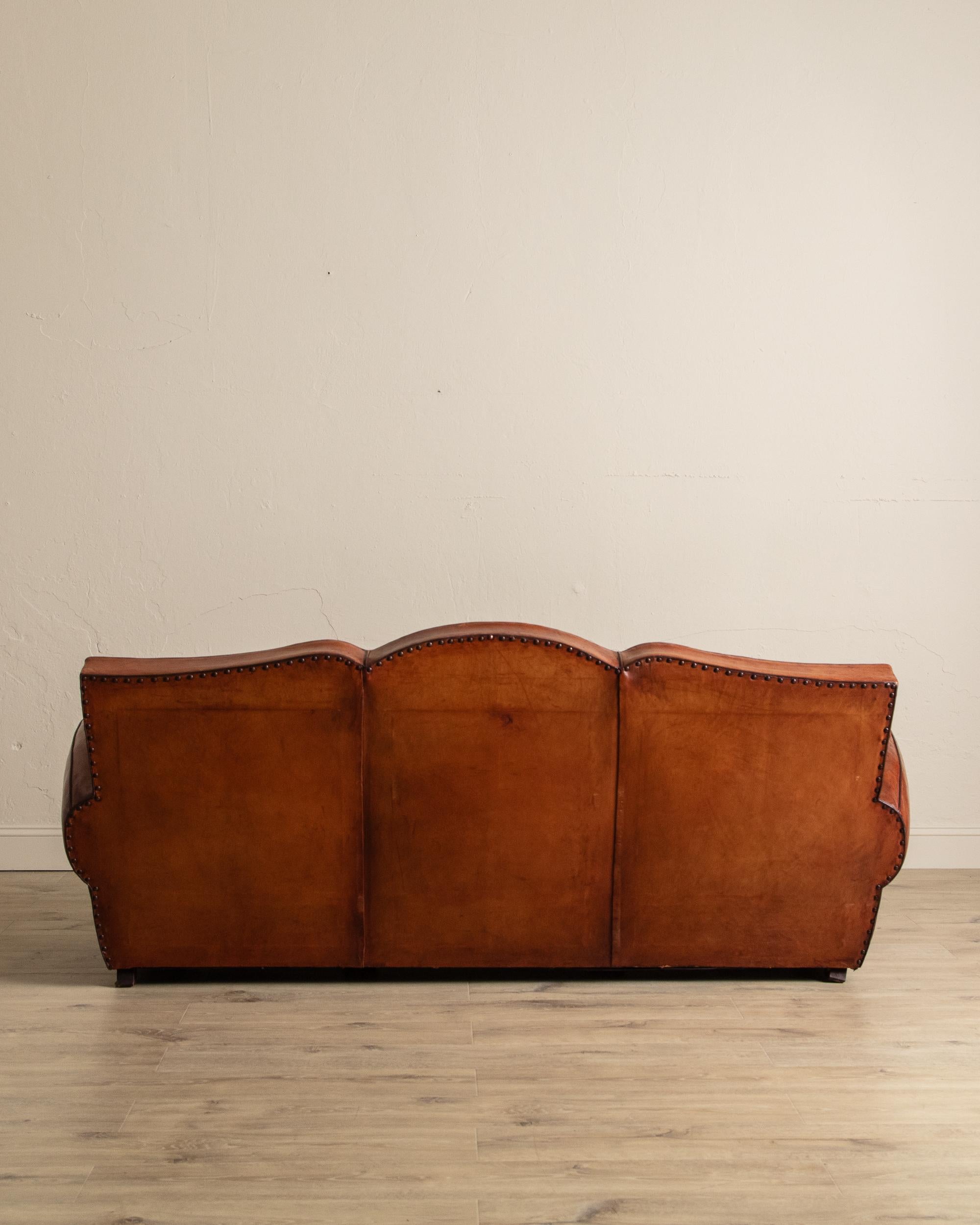 Divano Art Deco con schienale a baffi in pelle, Francia, anni '30 In condizioni discrete in vendita a Los Angeles, CA