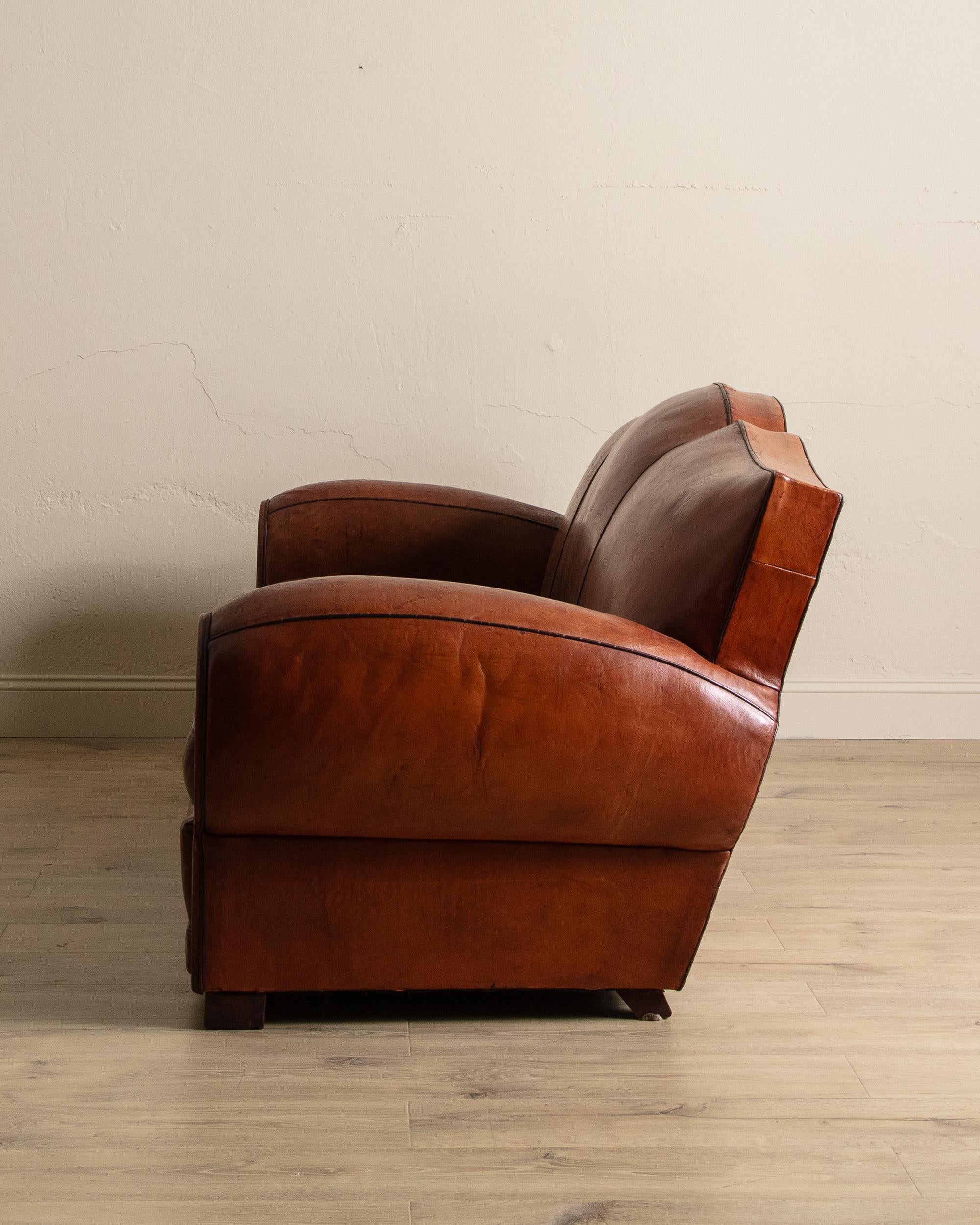 Metà XX secolo Divano Art Deco con schienale a baffi in pelle, Francia, anni '30 in vendita