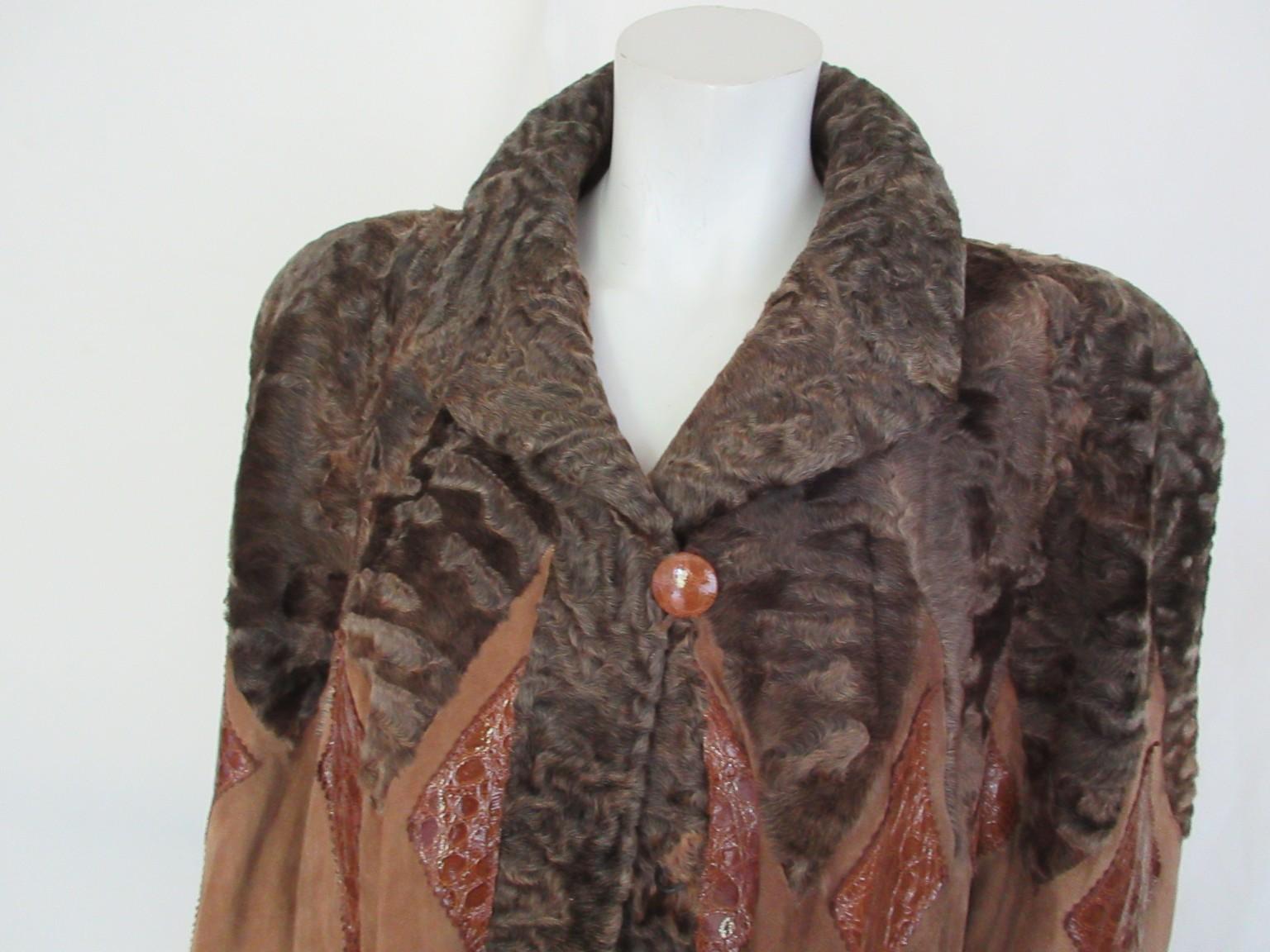 Ce manteau vintage unique de style Art of Vintage est fabriqué en cuir suédé avec de la fourrure d'agneau de Perse et de la soie.  conçu avec des détails en python imprimé

Nous proposons d'autres articles de fourrure vintage exclusifs, voir notre