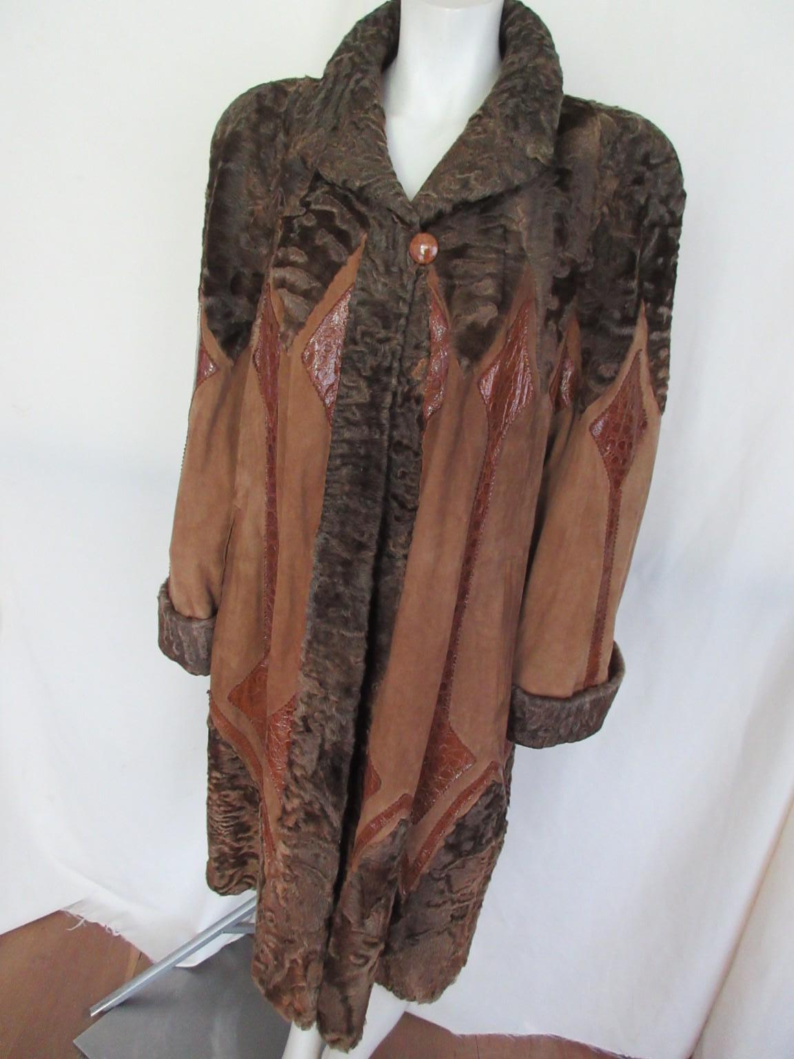 Marron Manteau Art Déco en cuir et fourrure d'agneau de Perse en vente