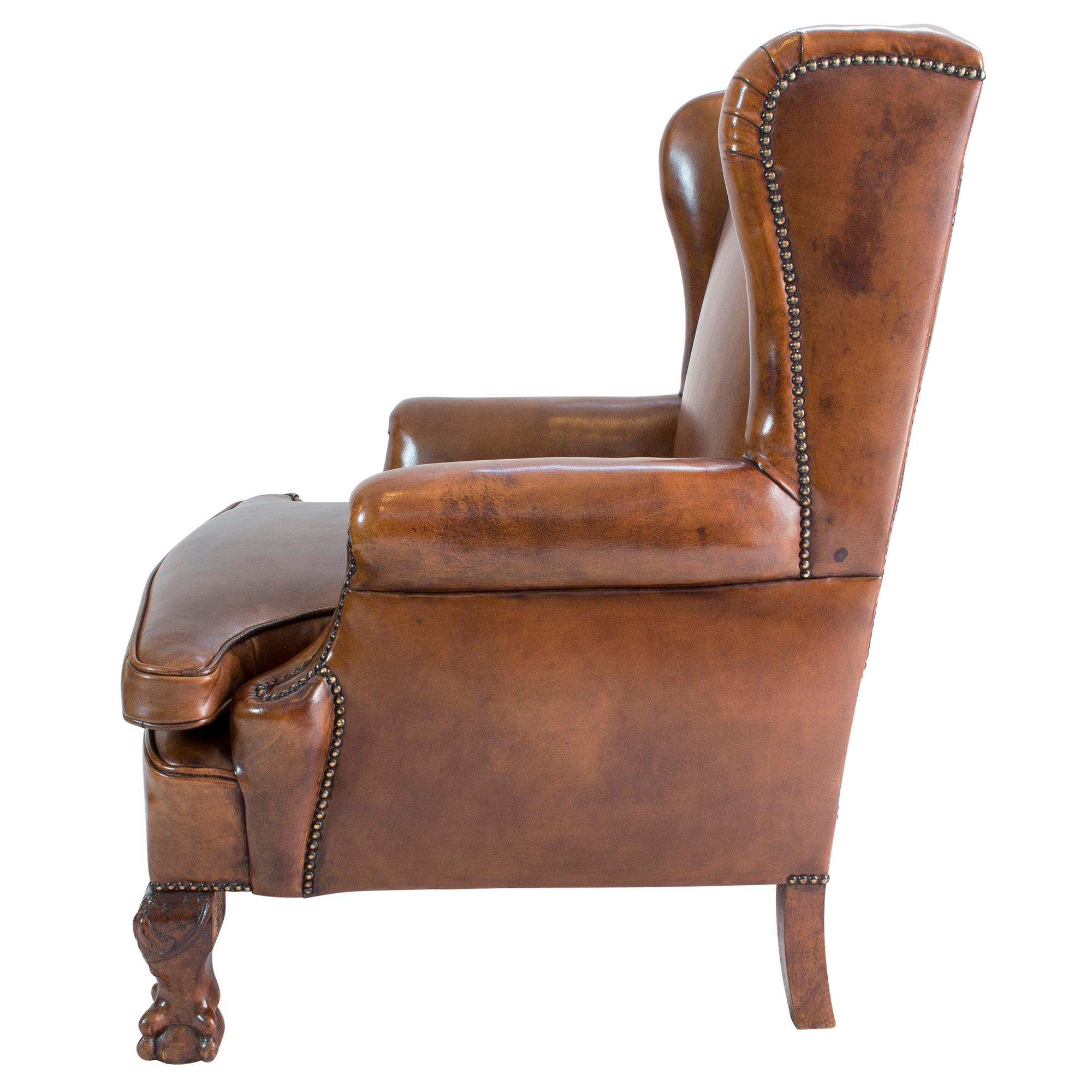 Ce fauteuil à oreilles Art déco, dont la structure originale est en bois de hêtre, a été récemment recouvert de cuir de mouton patiné à la main.
Très confortable et extrêmement robuste.

Mesures : Hauteur d'assise 45 cm.