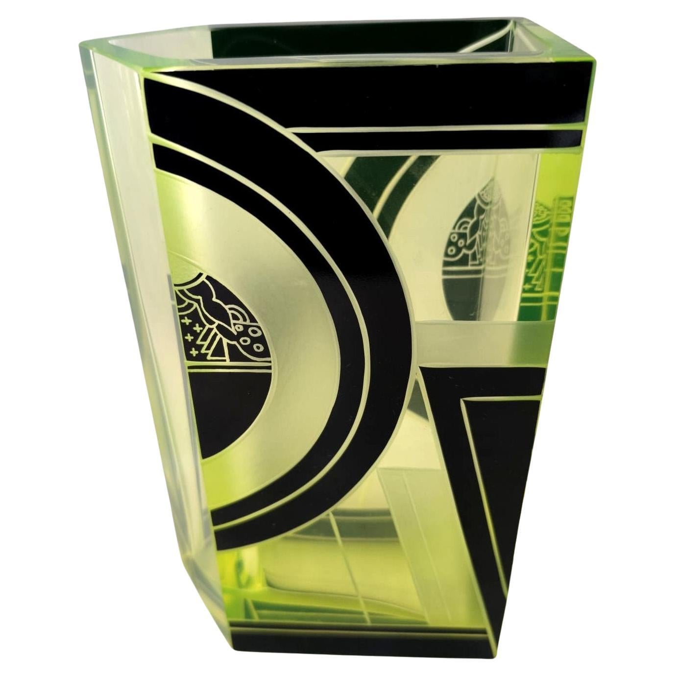 20ième siècle Art Deco Lemon Yellow Geometric Enamel Decorated Glass Vase, c1930 en vente