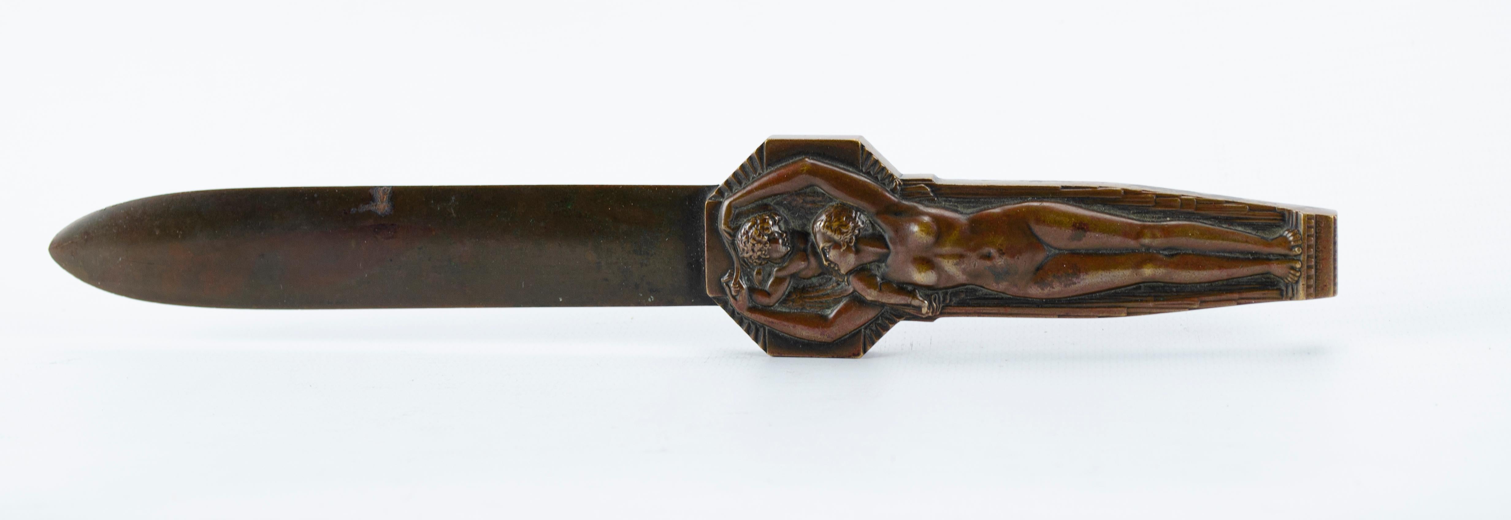 Art Deco letter opener
Bronze material with brown patina
Circa 1928 Origin France
Reason: female figure
Signed and dated LUCIEN BAZOR.