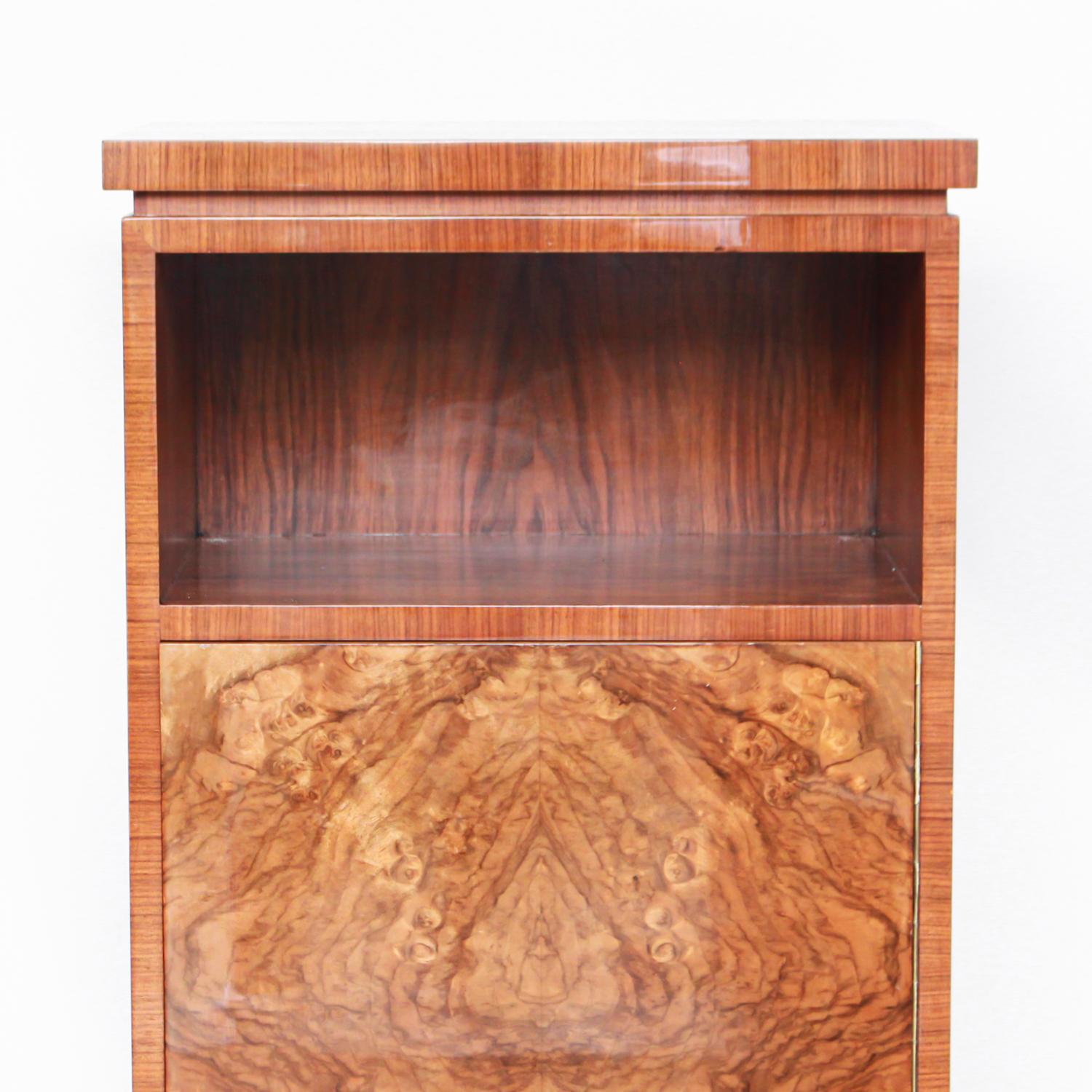 An Art Deco library cabinet. A small walnut veneered, single door cabinet on bracket feet. Open bookshelf to top. Walnut sliding trays to interior.

Dimensions: H 110cm, W 48cm, D 36cm

Origin: English

Date: circa 1930

Item no: 2609193.