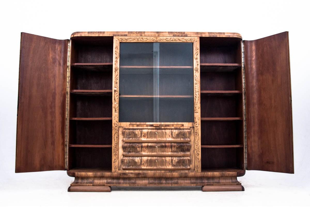Art Deco library from the 1930s. Furniture in very good condition, after professional renovation.

Dimensions: height 177 cm, width 200 cm, depth 46 cm.