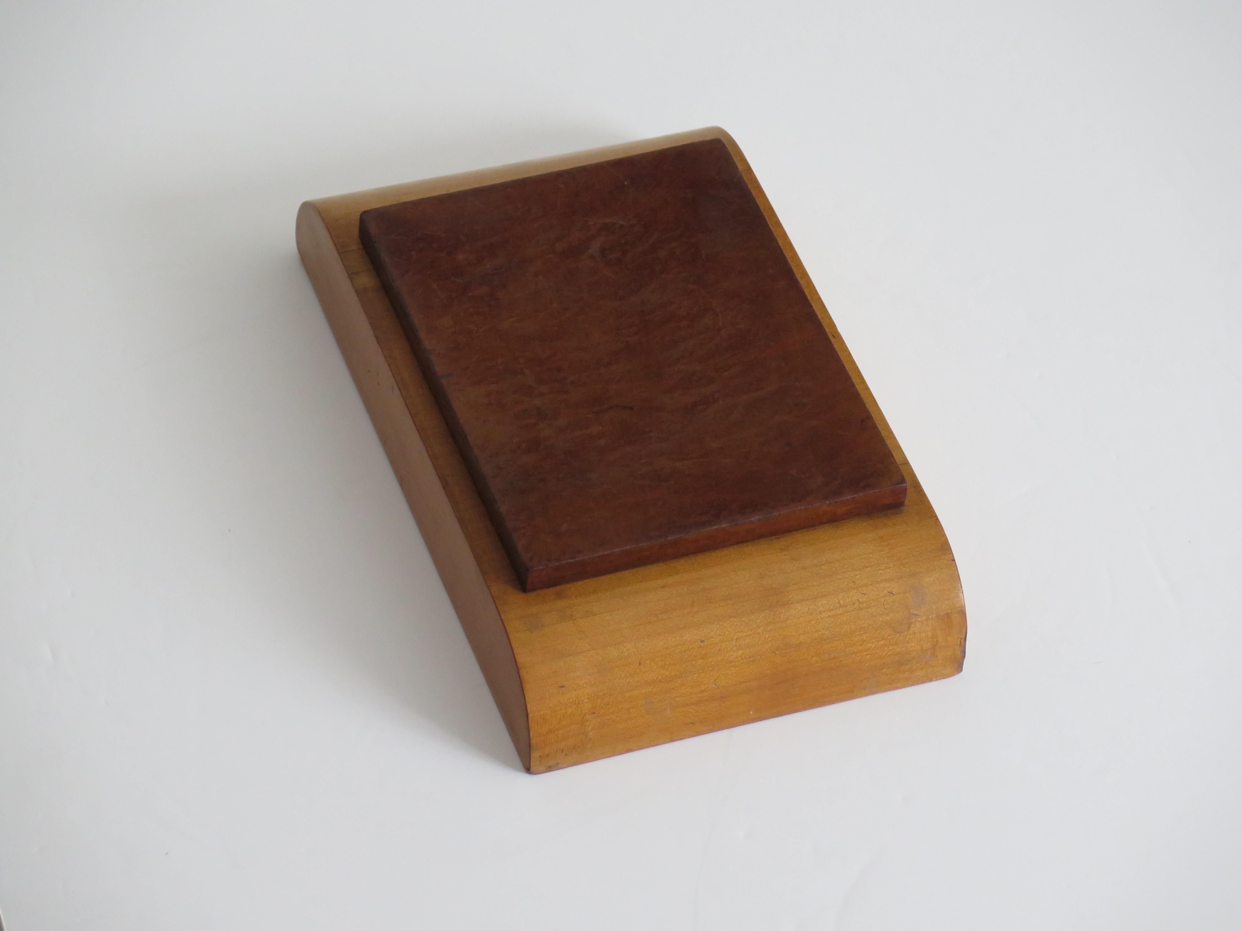 Caja con tapa Art Déco Tapa abatible de nogal con rebabas sobre base de madera pálida, hacia 1925 en venta 2