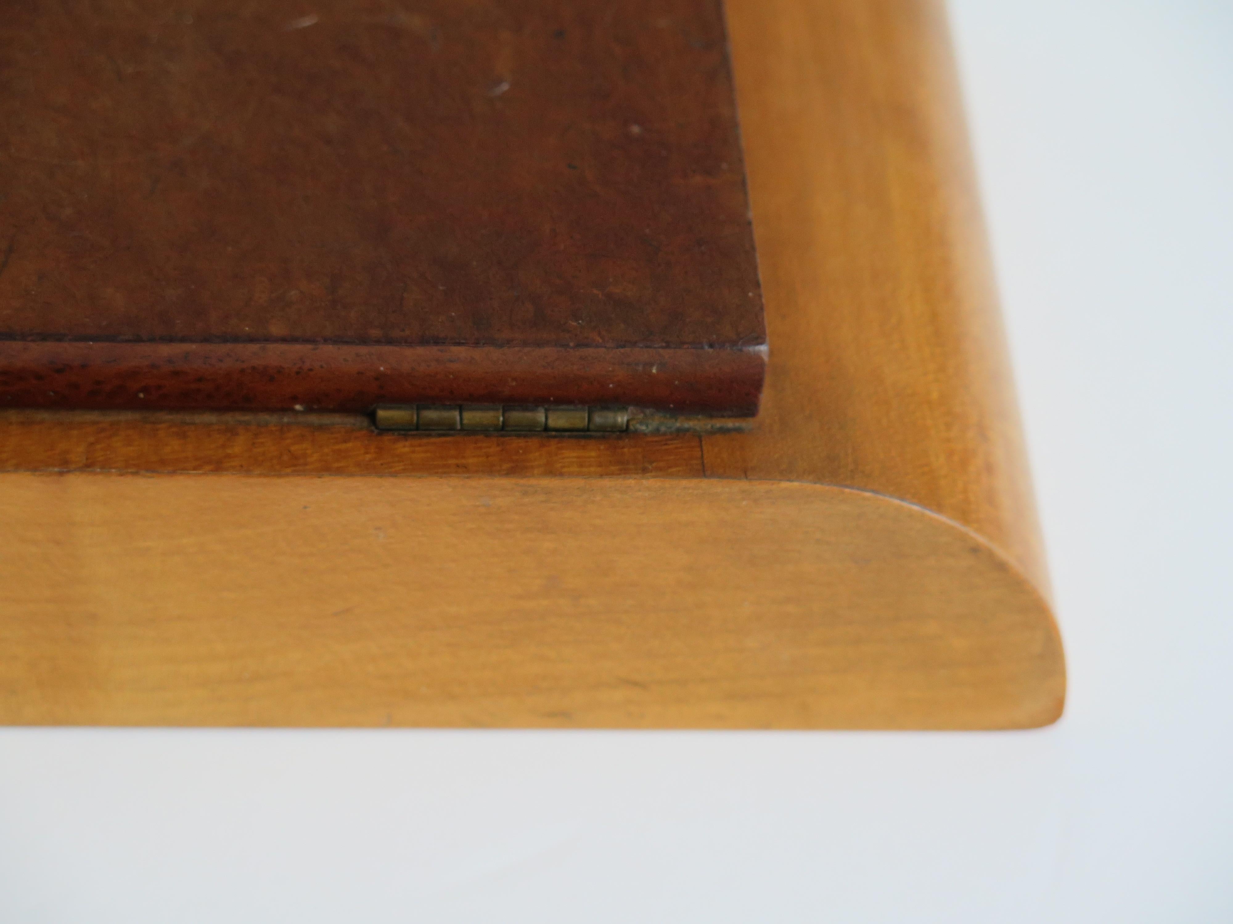 Caja con tapa Art Déco Tapa abatible de nogal con rebabas sobre base de madera pálida, hacia 1925 en venta 6