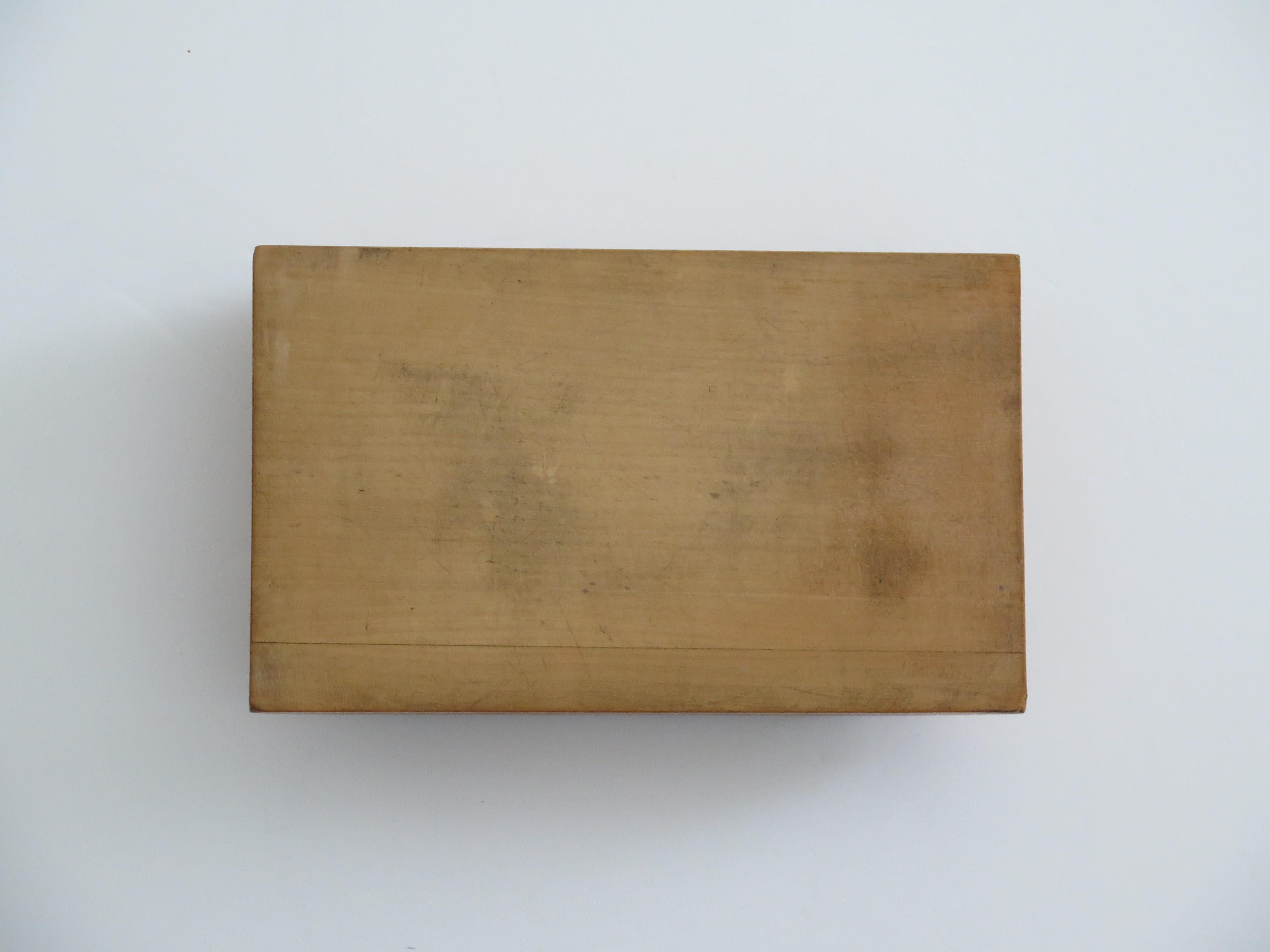 Caja con tapa Art Déco Tapa abatible de nogal con rebabas sobre base de madera pálida, hacia 1925 en venta 7
