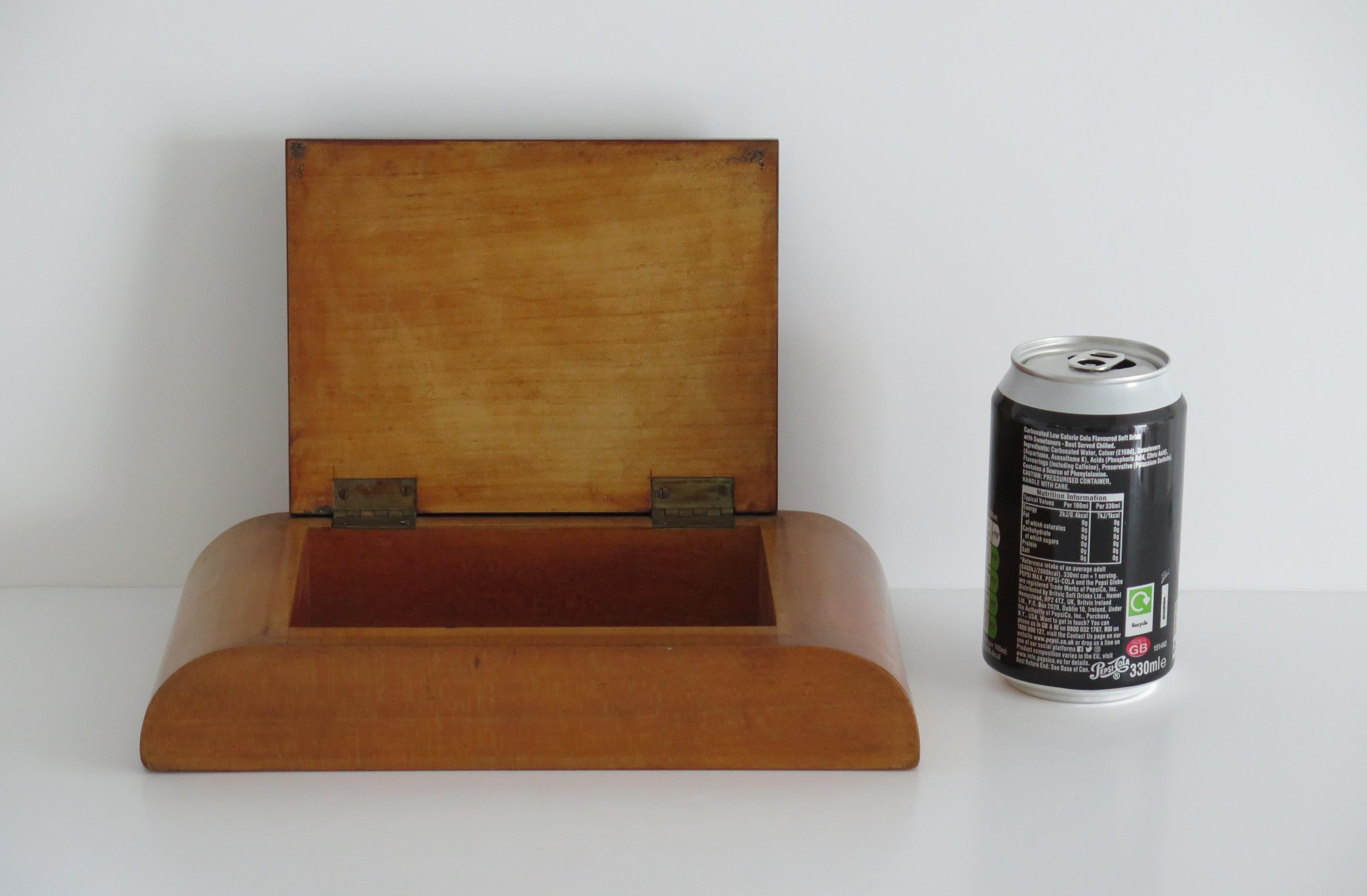 Caja con tapa Art Déco Tapa abatible de nogal con rebabas sobre base de madera pálida, hacia 1925 en venta 10