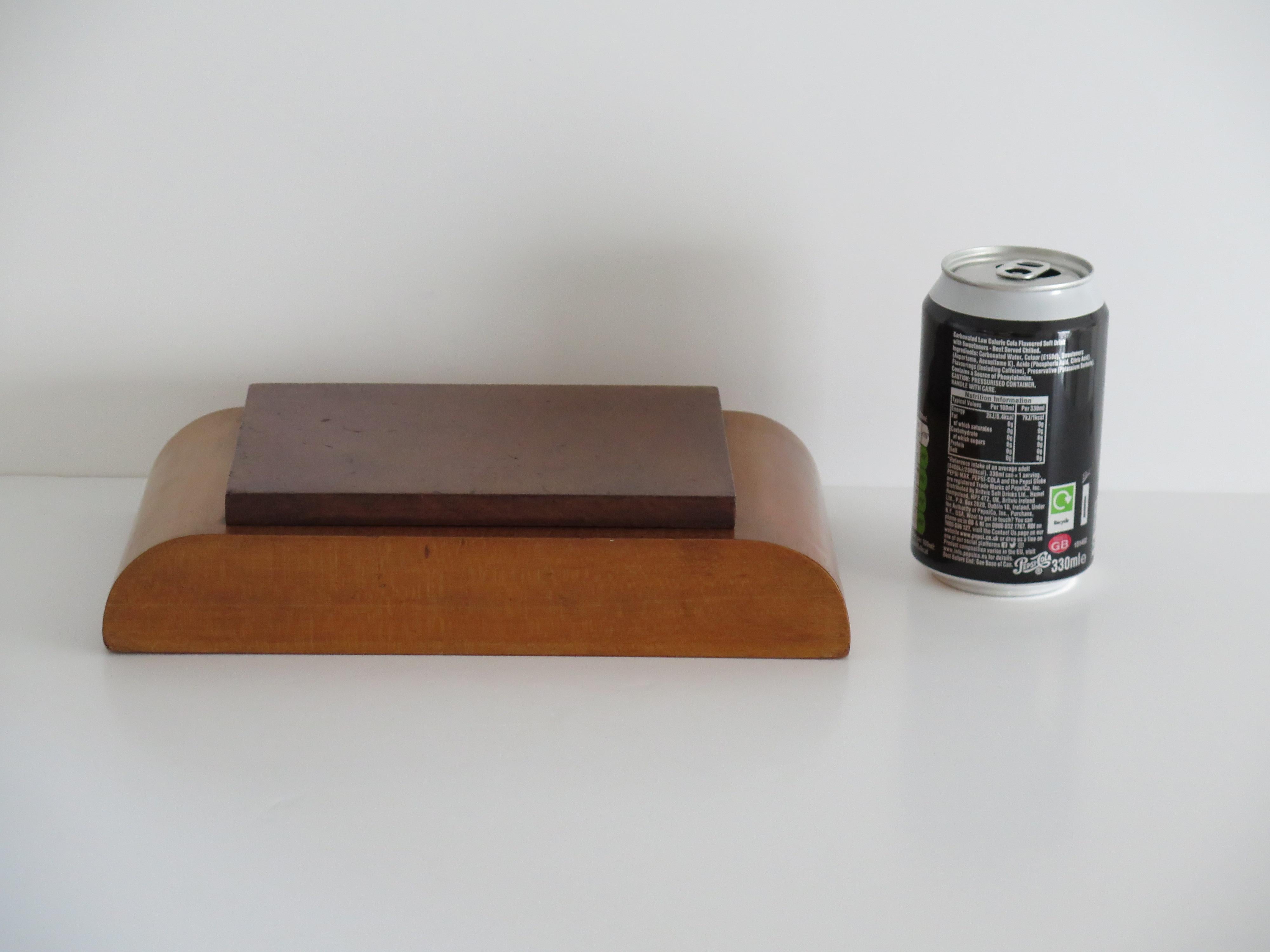 Caja con tapa Art Déco Tapa abatible de nogal con rebabas sobre base de madera pálida, hacia 1925 en venta 11
