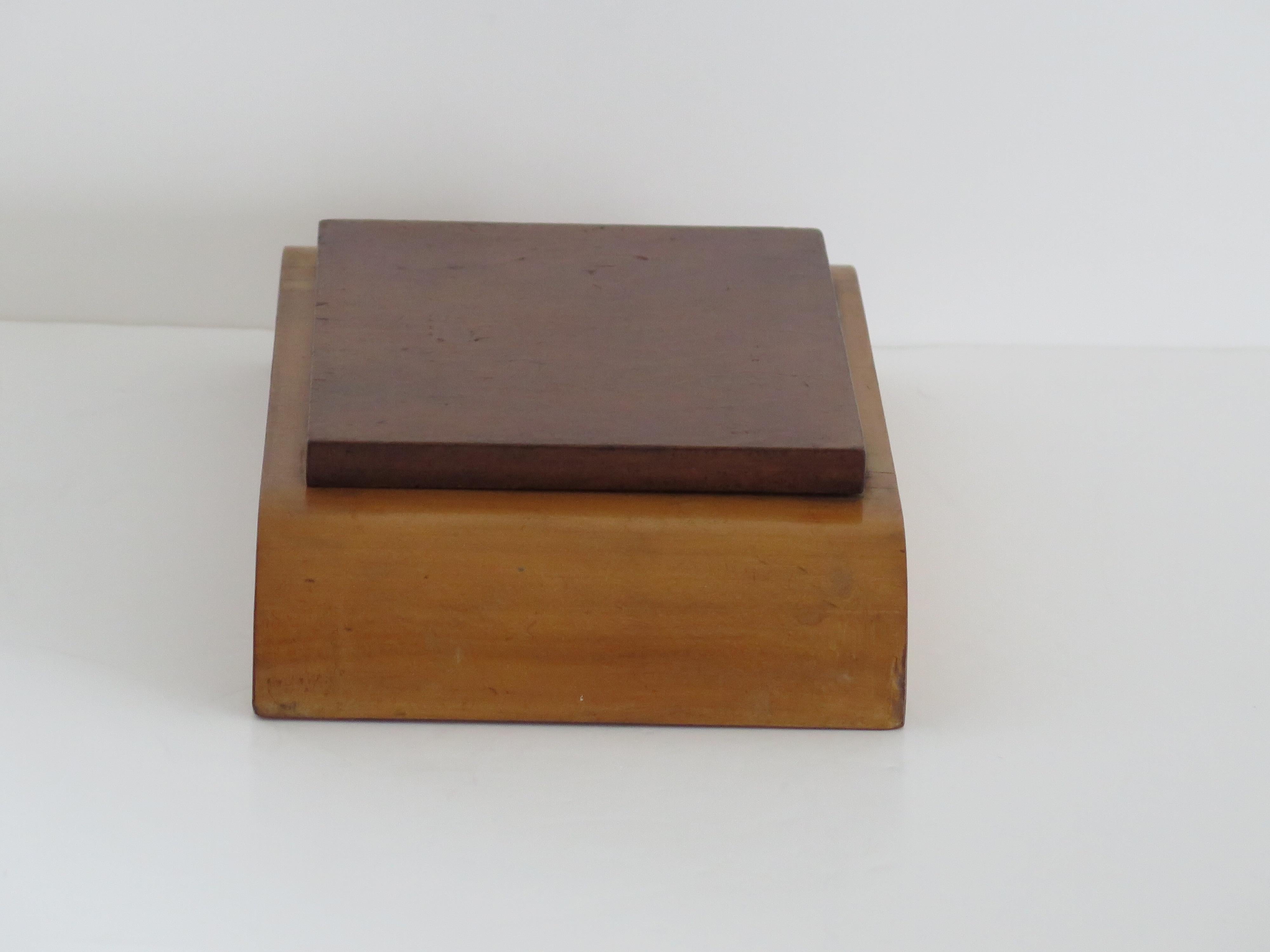 Caja con tapa Art Déco Tapa abatible de nogal con rebabas sobre base de madera pálida, hacia 1925 Art Decó en venta