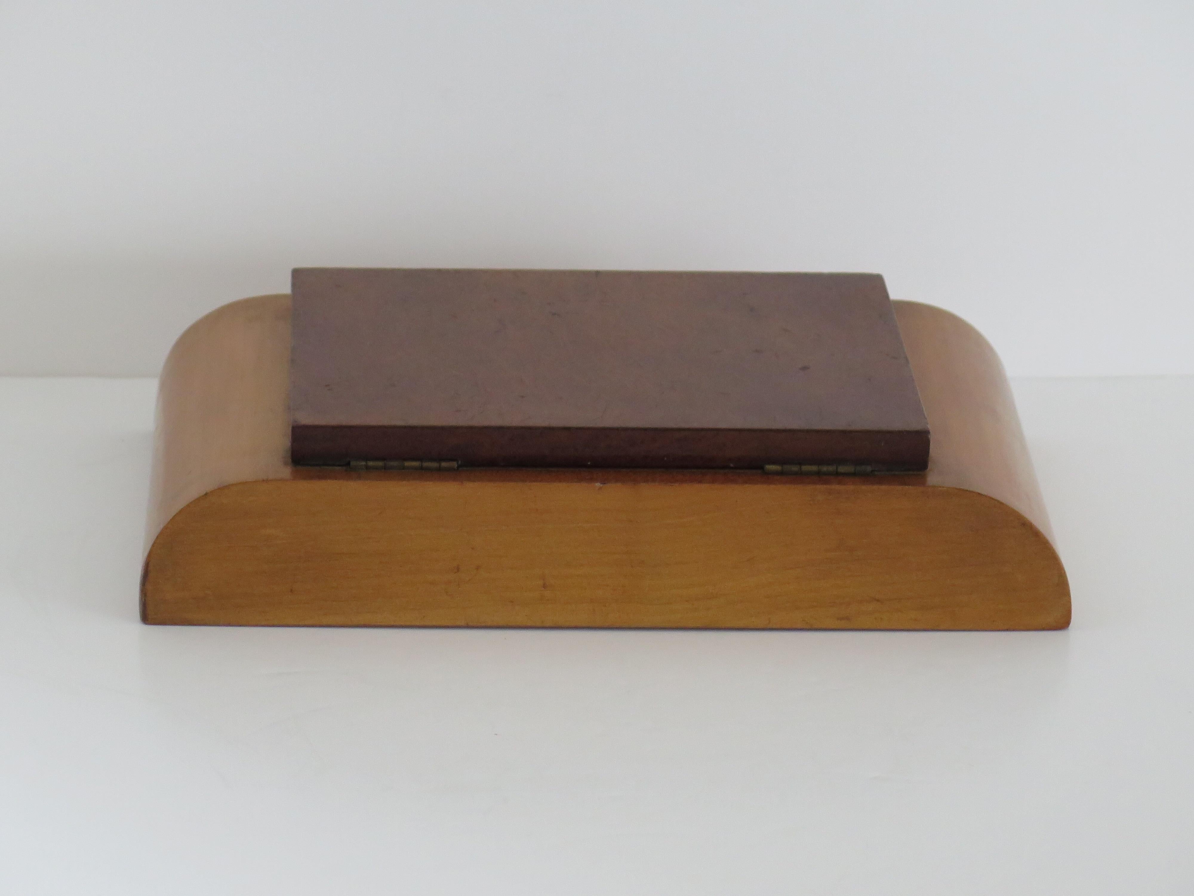 Caja con tapa Art Déco Tapa abatible de nogal con rebabas sobre base de madera pálida, hacia 1925 Inglés en venta