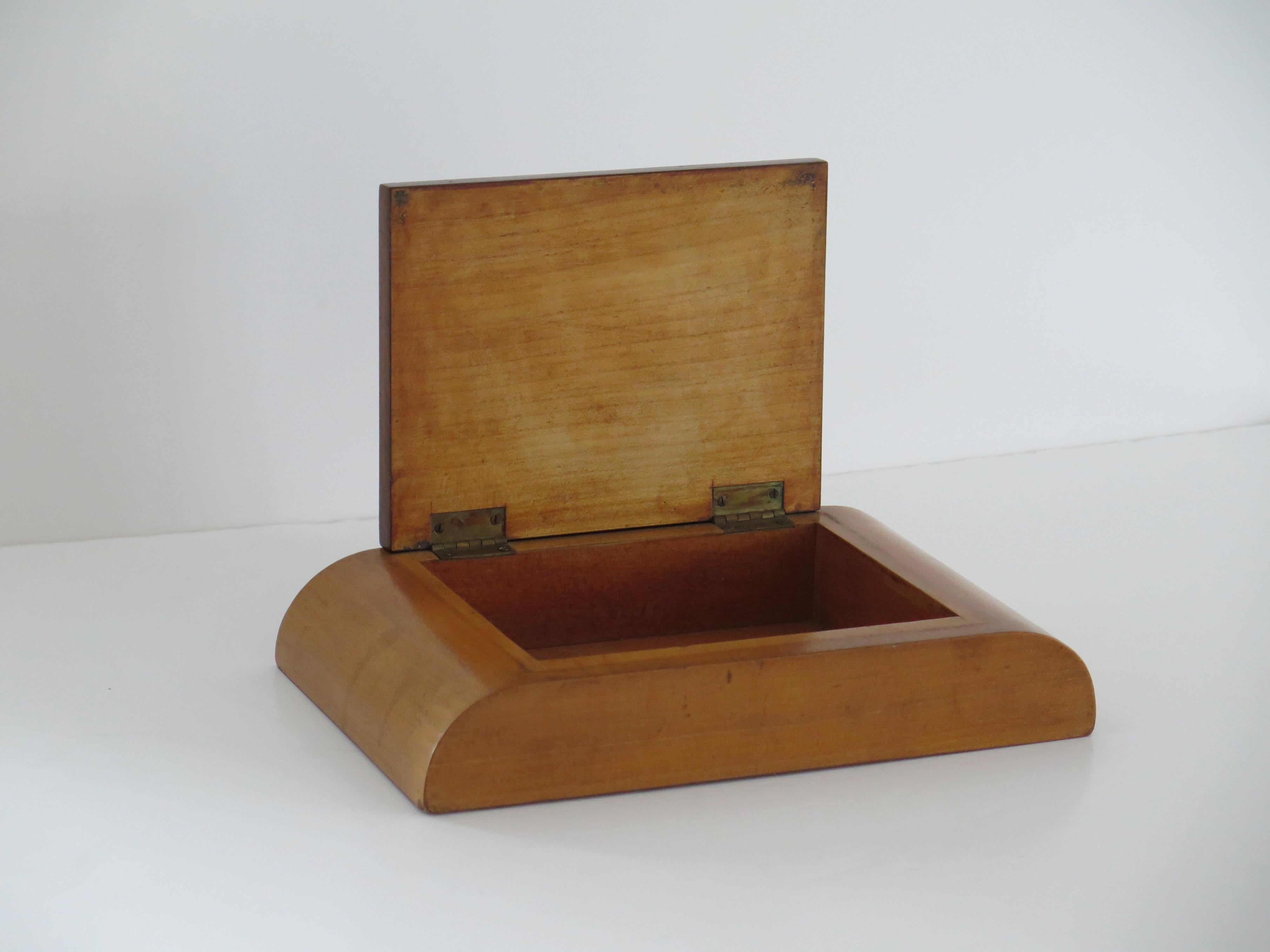 Caja con tapa Art Déco Tapa abatible de nogal con rebabas sobre base de madera pálida, hacia 1925 Hecho a mano en venta