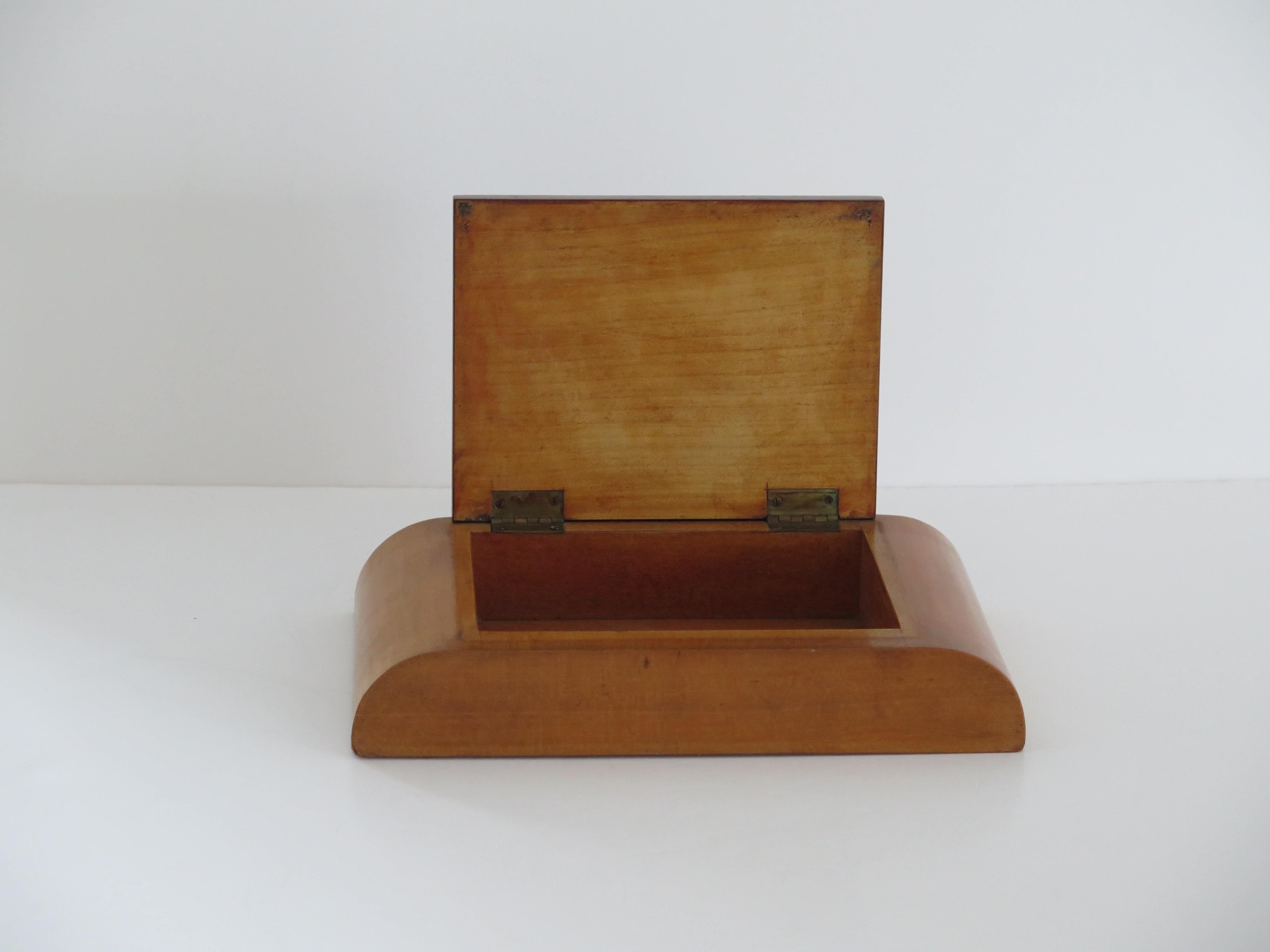 Caja con tapa Art Déco Tapa abatible de nogal con rebabas sobre base de madera pálida, hacia 1925 en Bueno estado para la venta en Lincoln, Lincolnshire