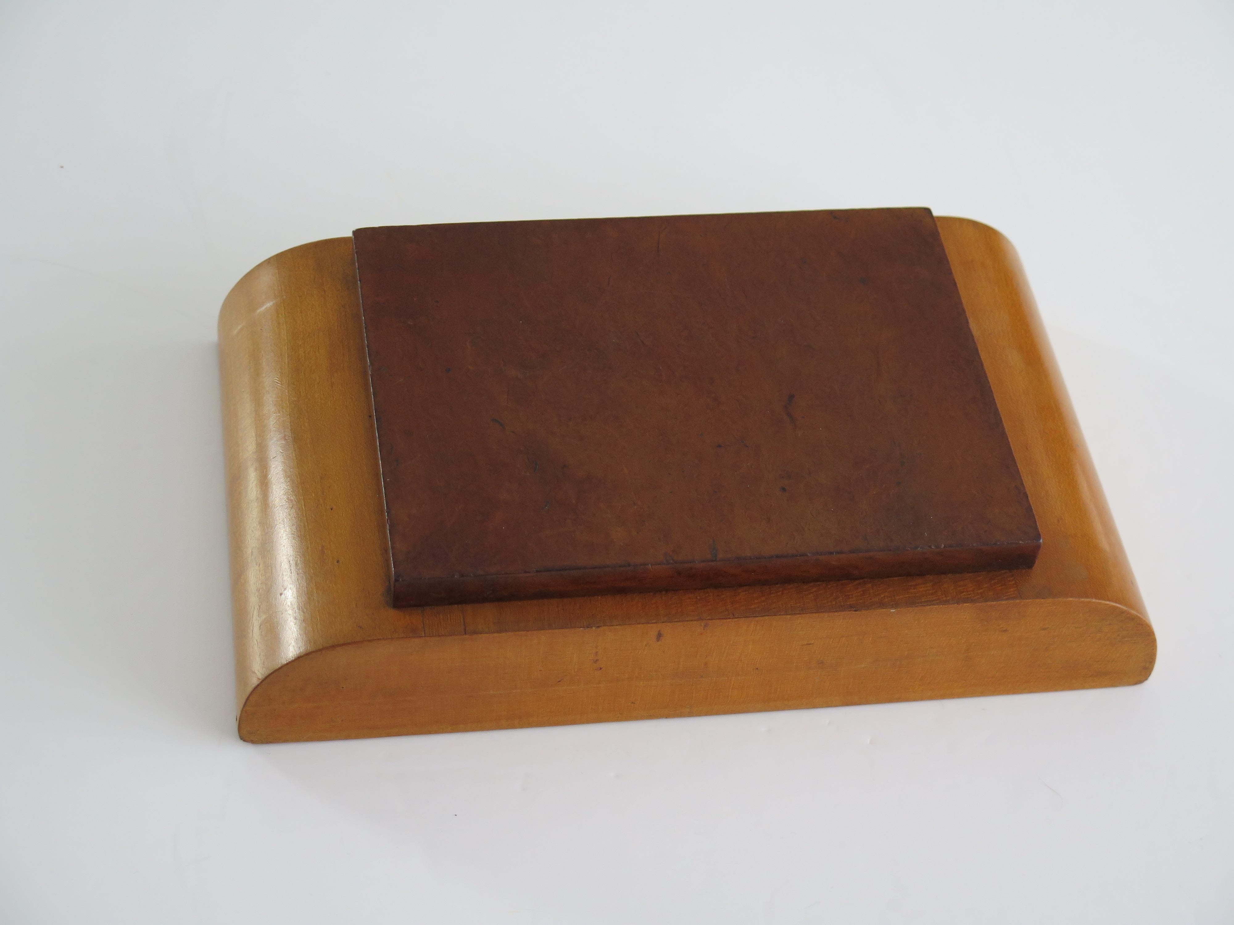 Caja con tapa Art Déco Tapa abatible de nogal con rebabas sobre base de madera pálida, hacia 1925 Nogal en venta