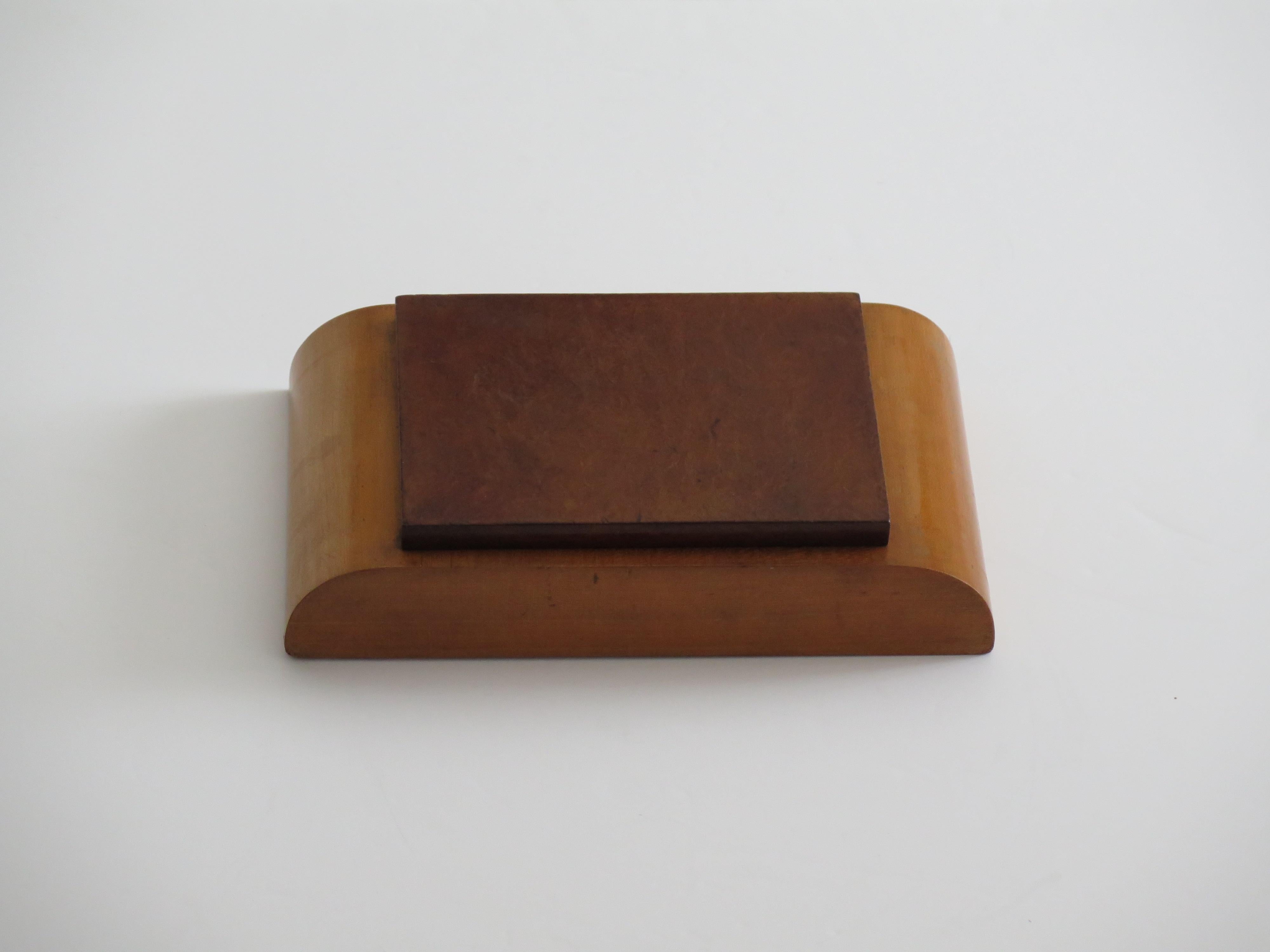 Caja con tapa Art Déco Tapa abatible de nogal con rebabas sobre base de madera pálida, hacia 1925 en venta 1