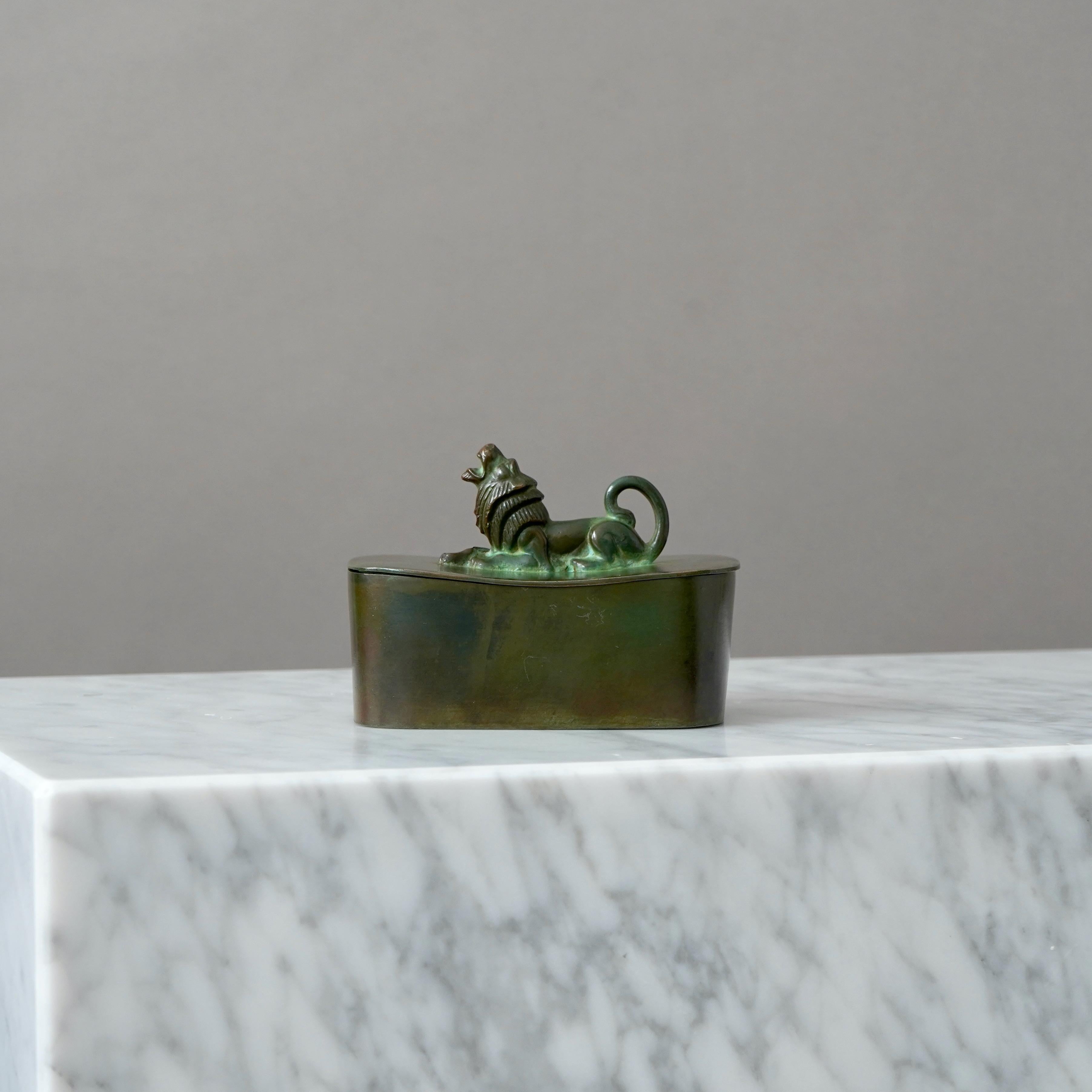 Una hermosa caja de bronce con tapa y una pátina asombrosa. Art Decó / Gracia sueca. 
Fabricado por GAB Guldsmedsaktiebolaget, Suecia, años 30.  

Gran estado, sólo con algunos ligeros arañazos.
Con el sello 