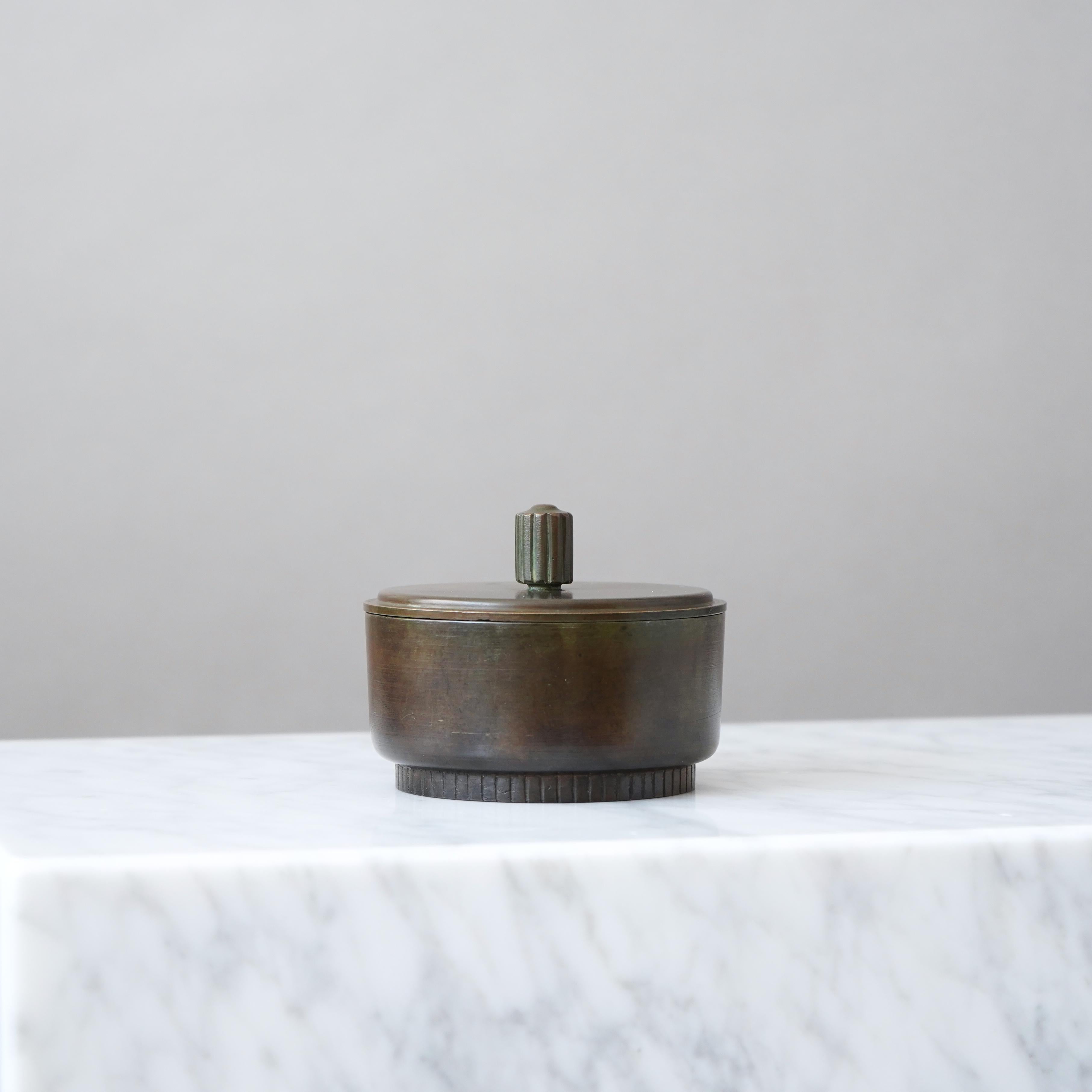 A beautiful lidded bronze box with amazing patina. 
Art Deco / Swedish Grace. 
Made by GAB Guldsmedsaktiebolaget, Sweden, 1930s.  

Great condition, with only some light scratches.
Stamped 'BRONS' and makers mark.
