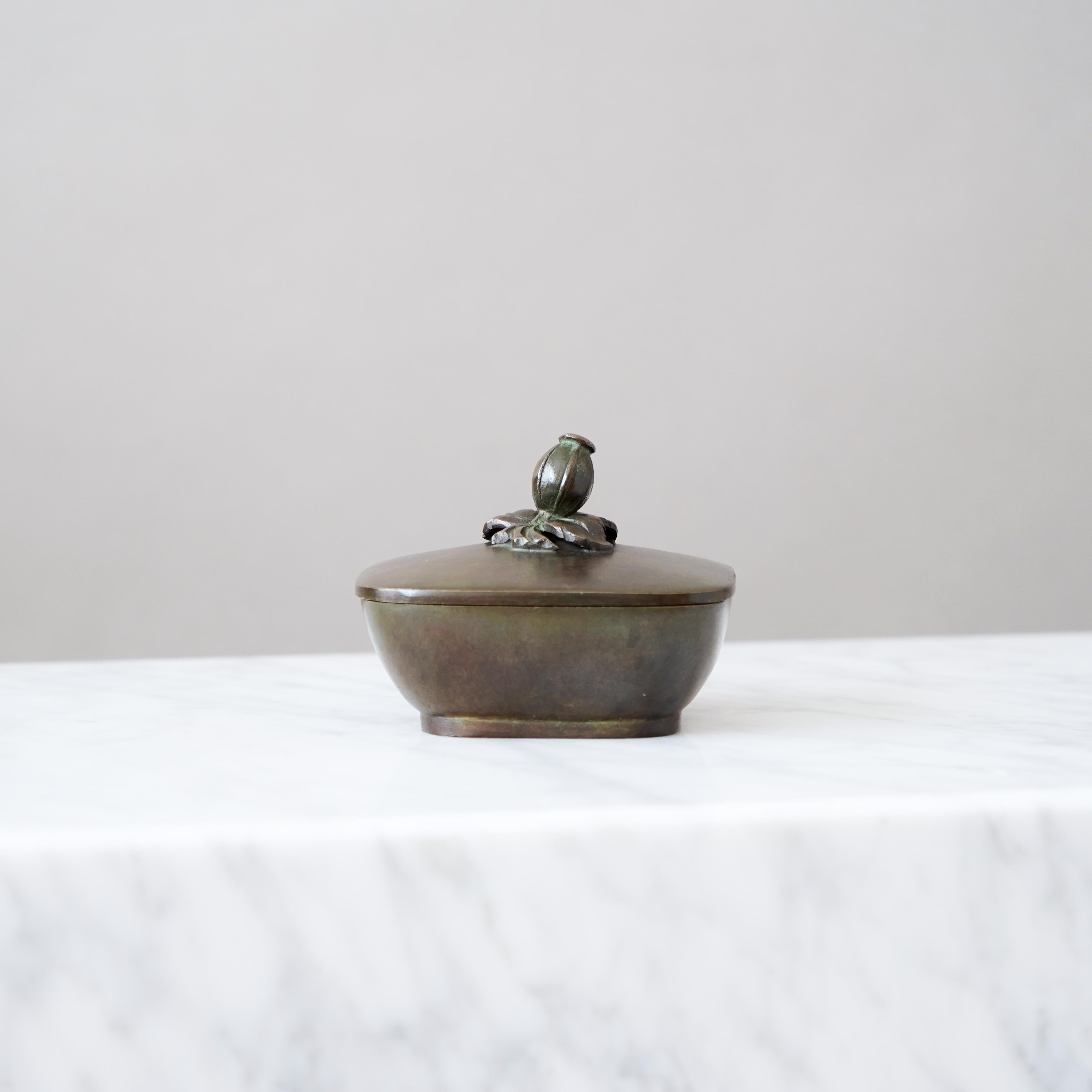 A beautiful lidded bronze box with amazing patina. 
Art Deco / Swedish Grace. 
Made by GAB Guldsmedsaktiebolaget, Sweden, 1930s.  

Great condition, with only some light scratches.
Stamped 'BRONS' and makers mark.

