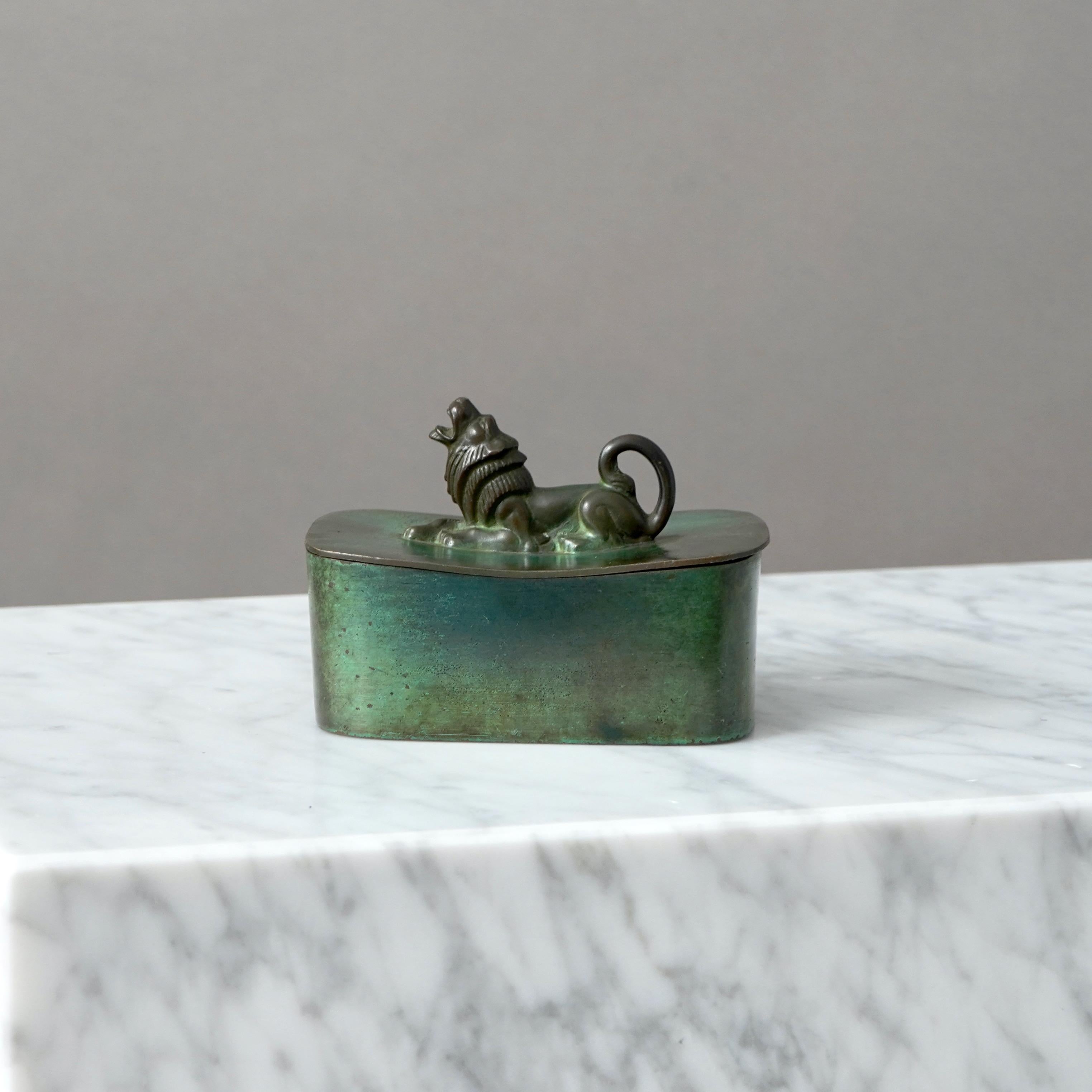 Caja de bronce con tapa Art Déco de GAB Guldsmedsaktiebolaget, Suecia, años 30 Escandinavo moderno en venta