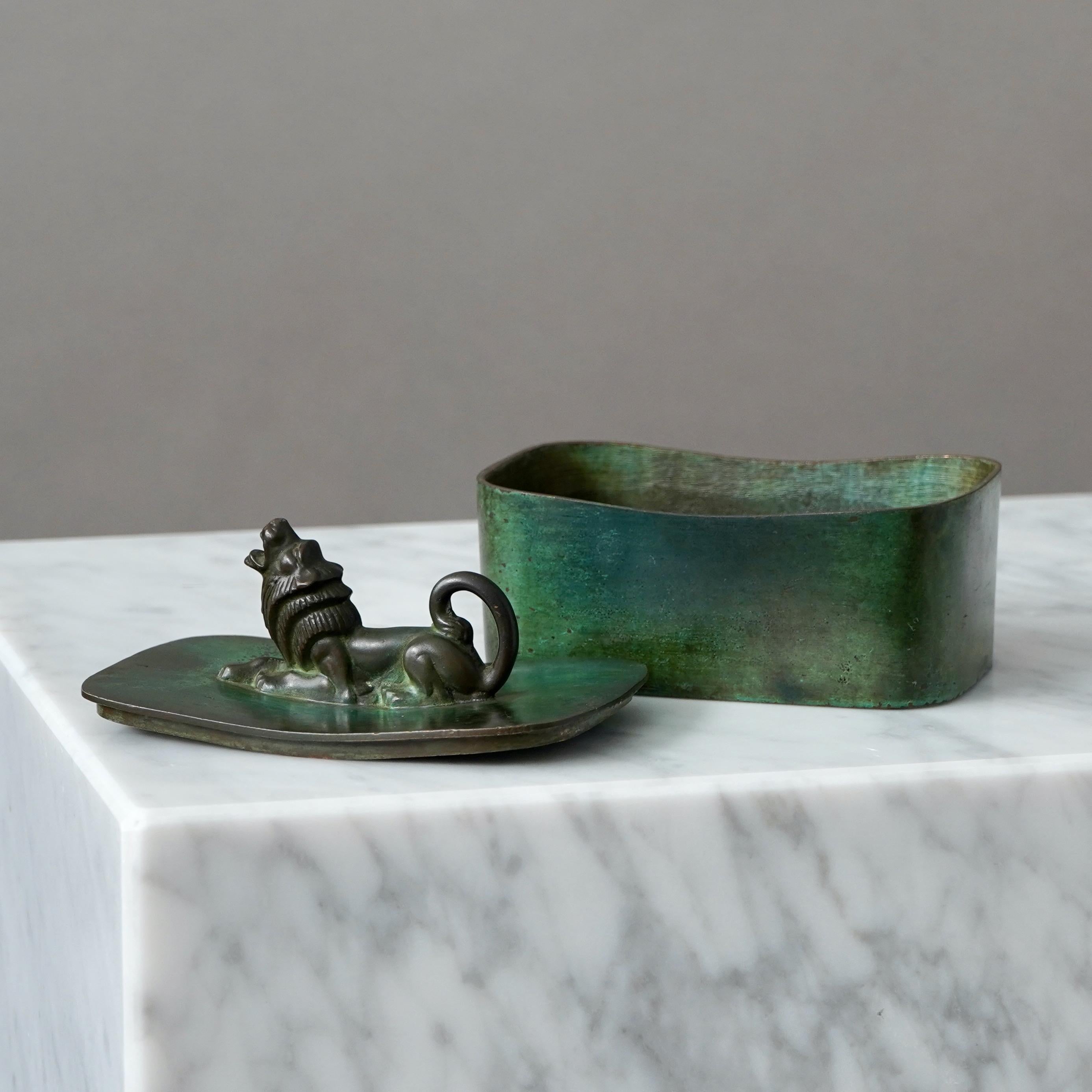 Caja de bronce con tapa Art Déco de GAB Guldsmedsaktiebolaget, Suecia, años 30 Vaciado en venta