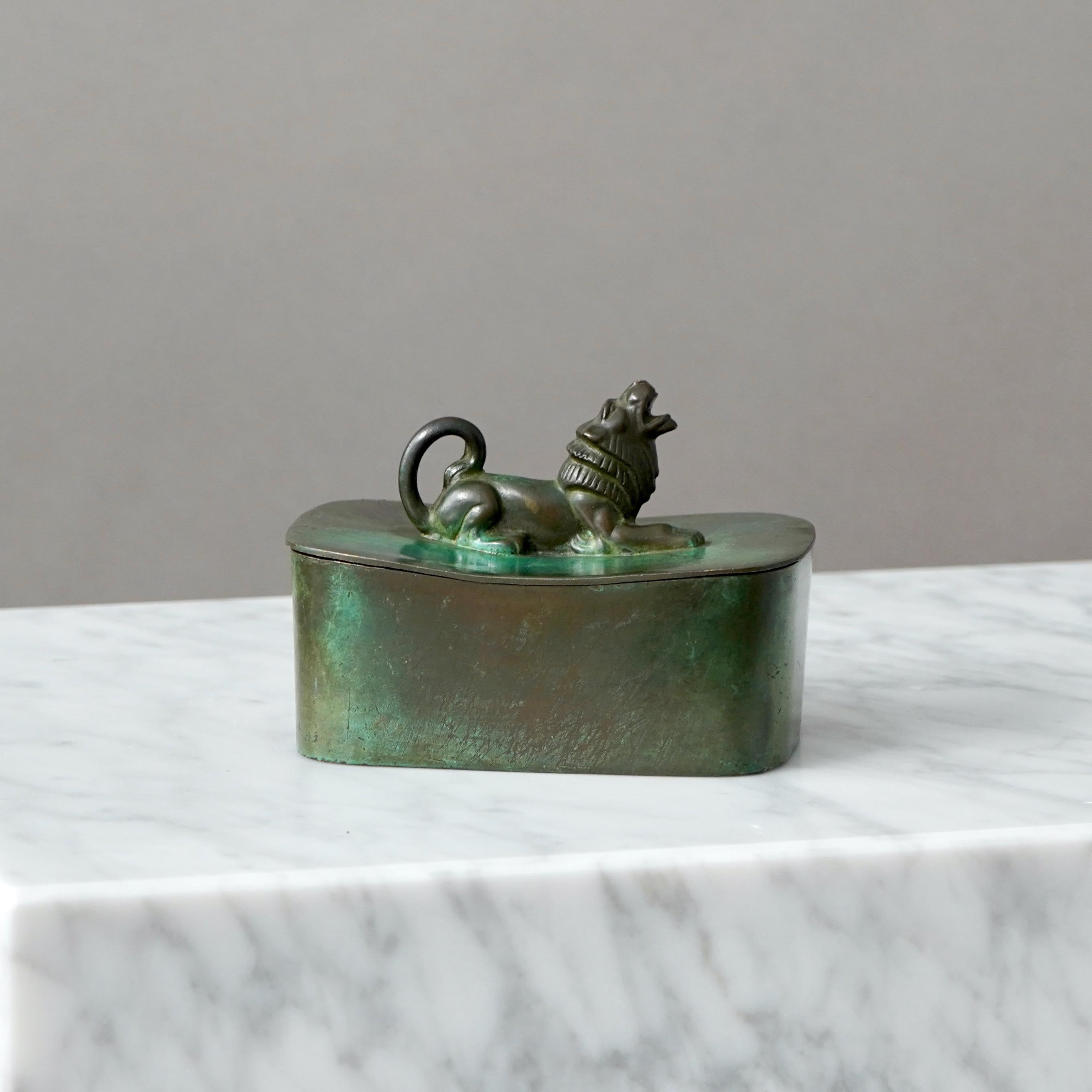 Caja de bronce con tapa Art Déco de GAB Guldsmedsaktiebolaget, Suecia, años 30 en Bueno estado para la venta en Malmö, SE