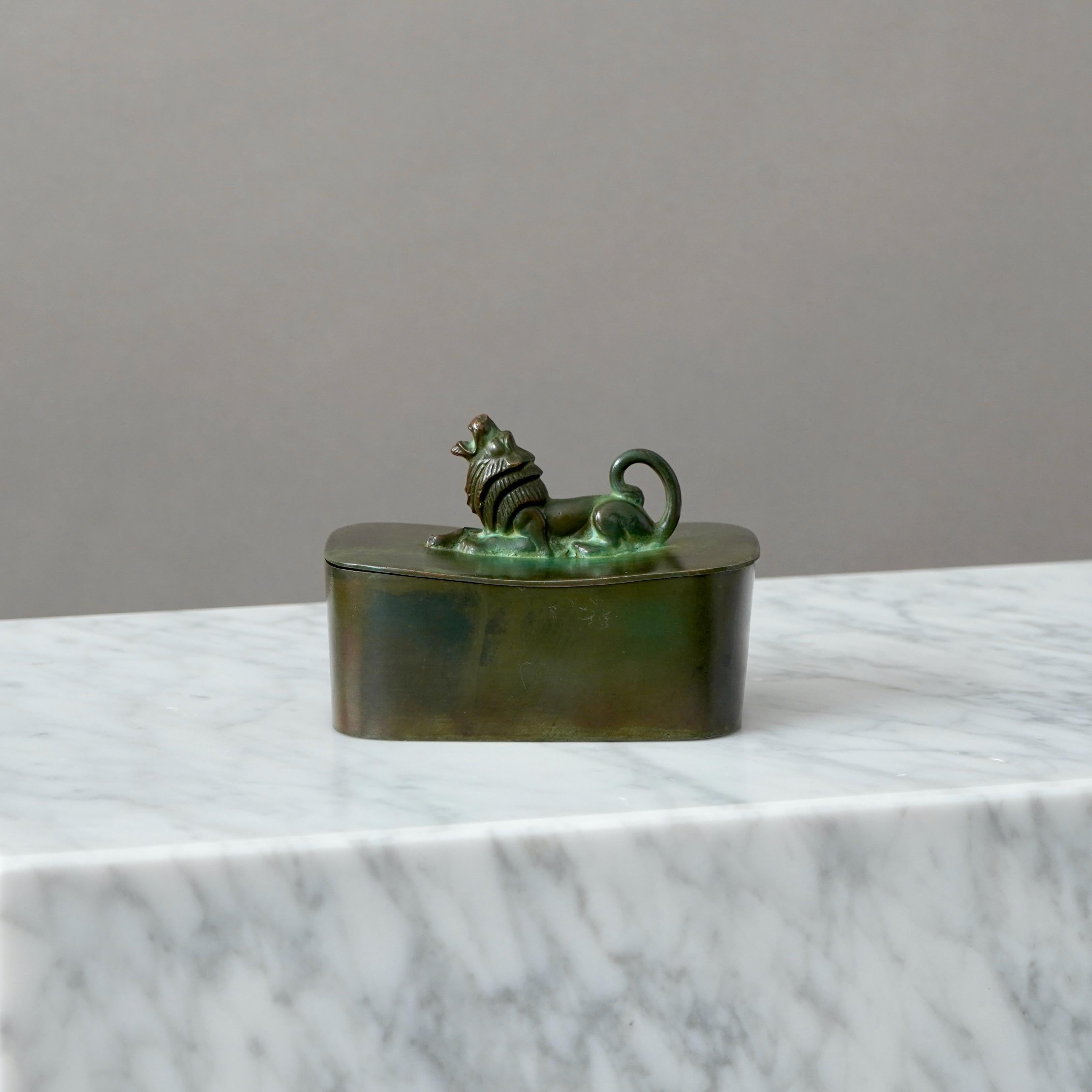 Caja de bronce con tapa Art Déco de GAB Guldsmedsaktiebolaget, Suecia, años 30 en Bueno estado para la venta en Malmö, SE
