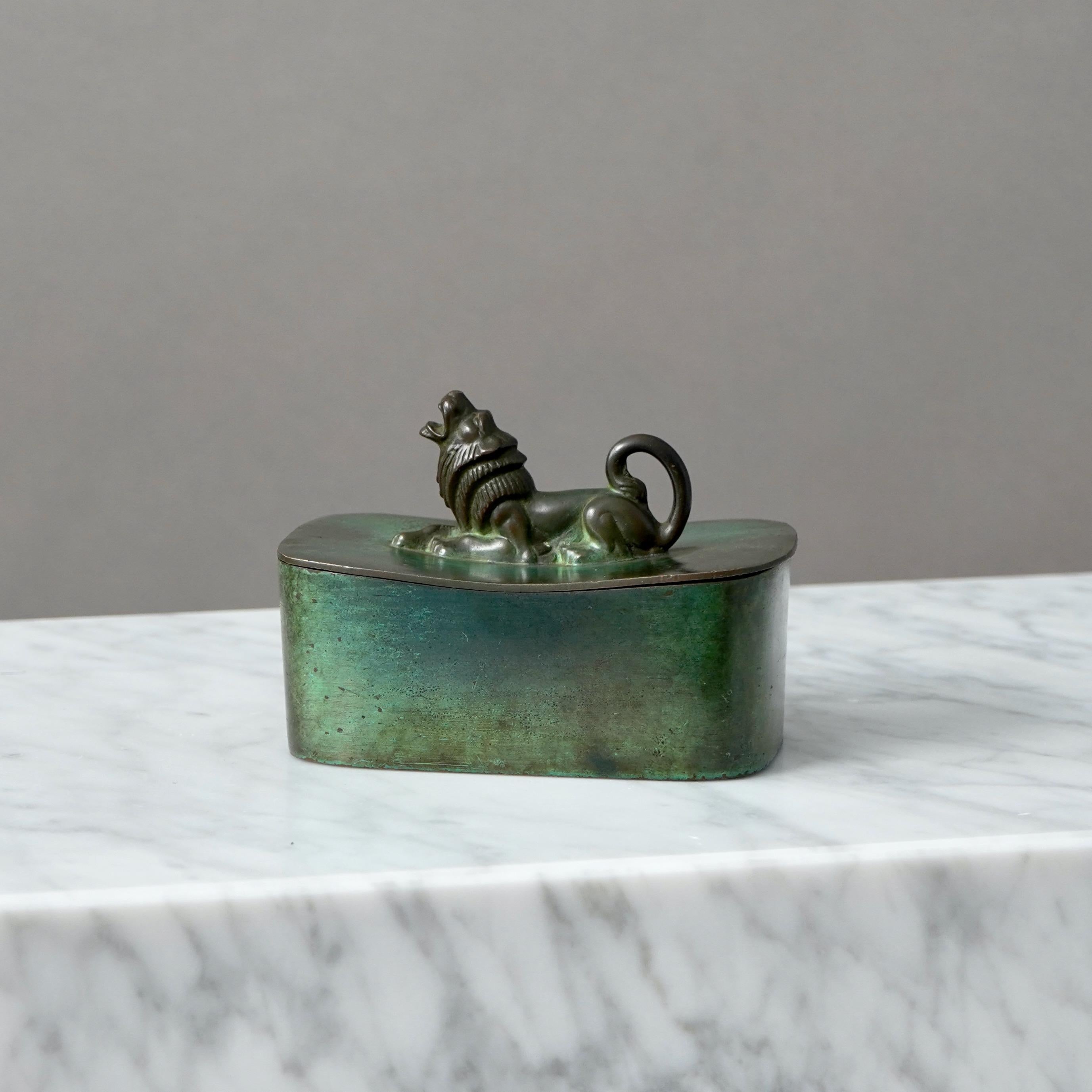 Caja de bronce con tapa Art Déco de GAB Guldsmedsaktiebolaget, Suecia, años 30 mediados del siglo XX en venta