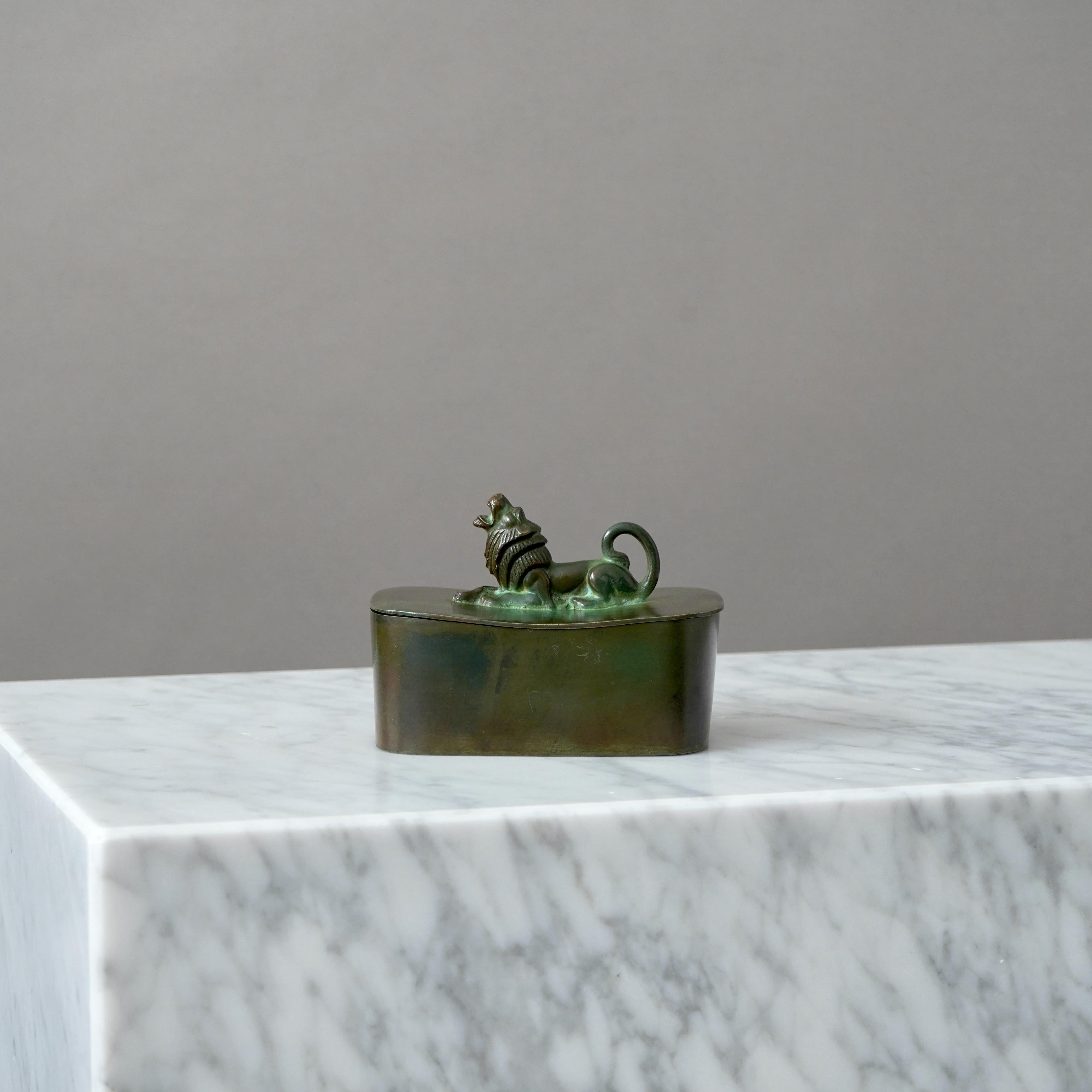 Caja de bronce con tapa Art Déco de GAB Guldsmedsaktiebolaget, Suecia, años 30 mediados del siglo XX en venta