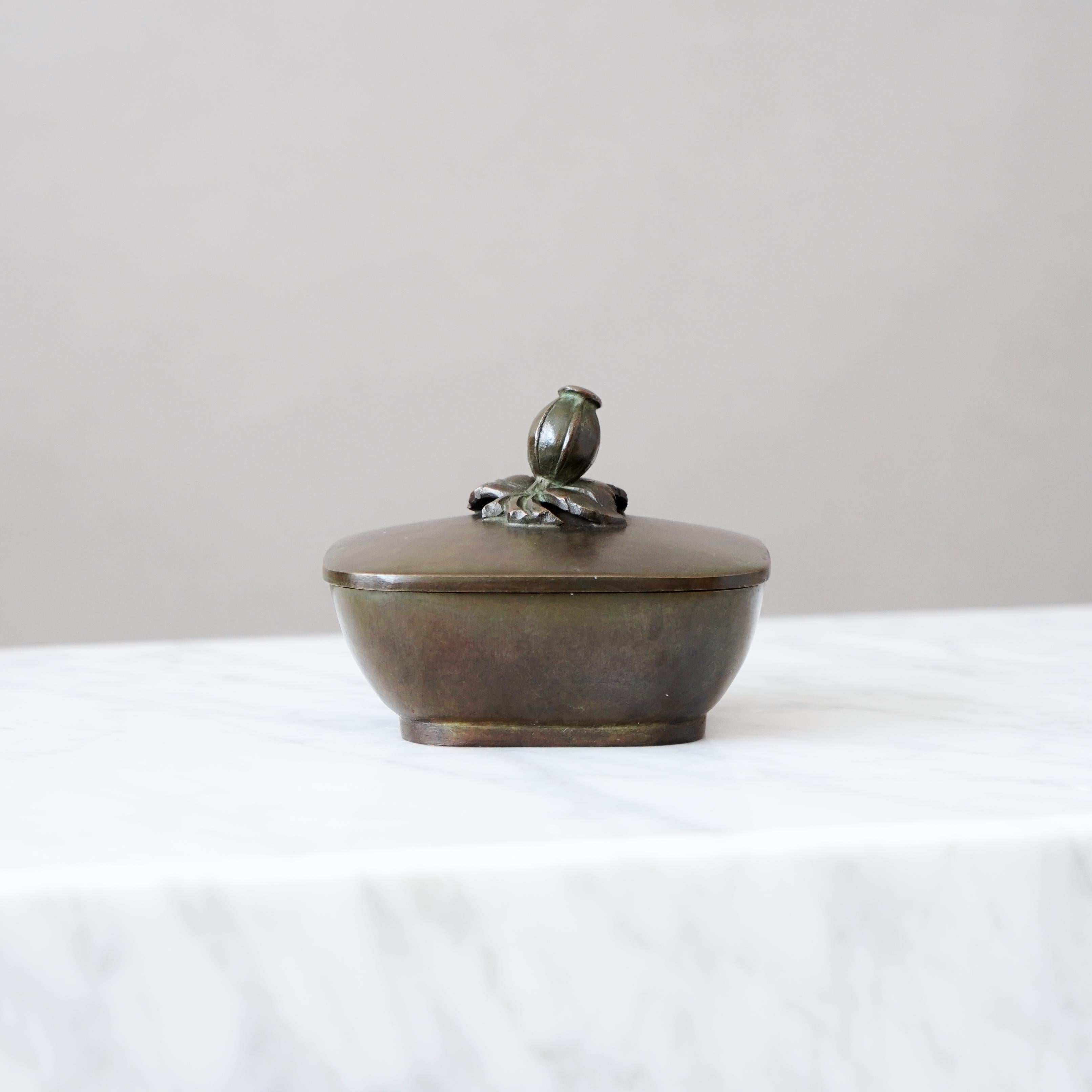 Milieu du XXe siècle Art Deco Lidded Bronze Box by GAB Guldsmedsaktiebolaget, Sweden, 1930s en vente