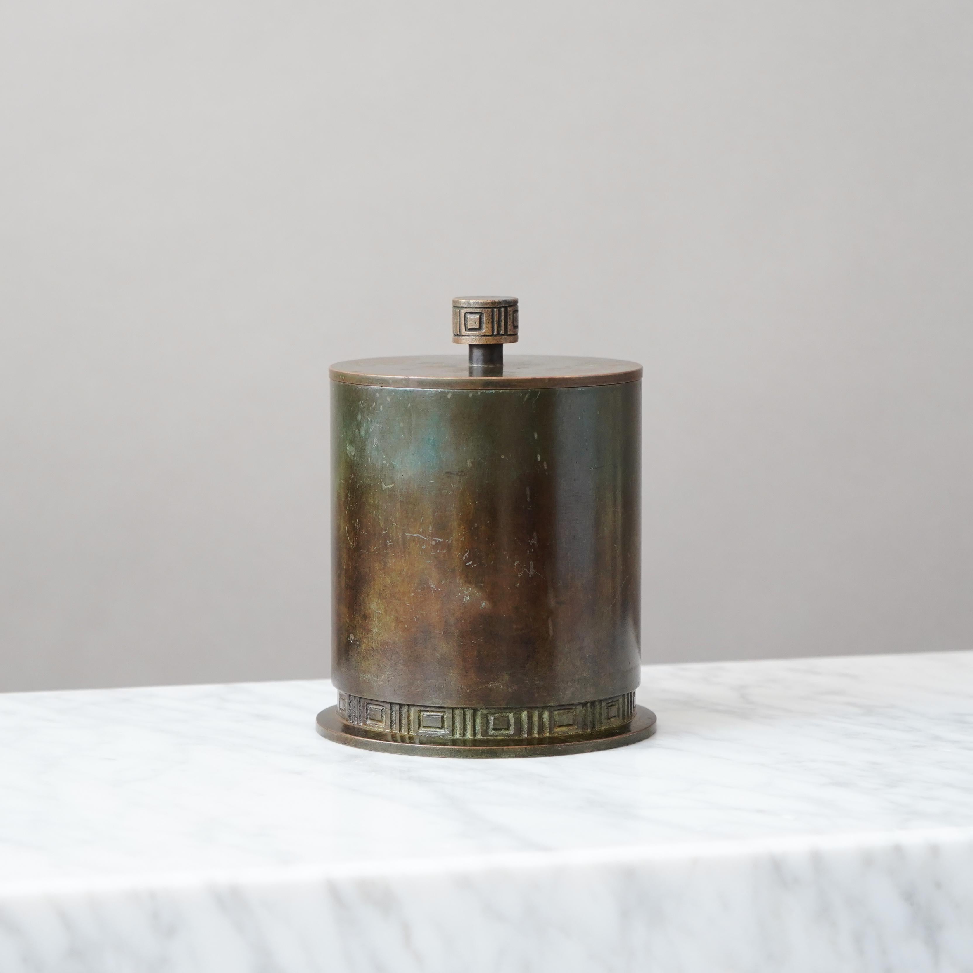 Milieu du XXe siècle Art Deco Lidded Bronze Box by GAB Guldsmedsaktiebolaget, Sweden, 1930s en vente