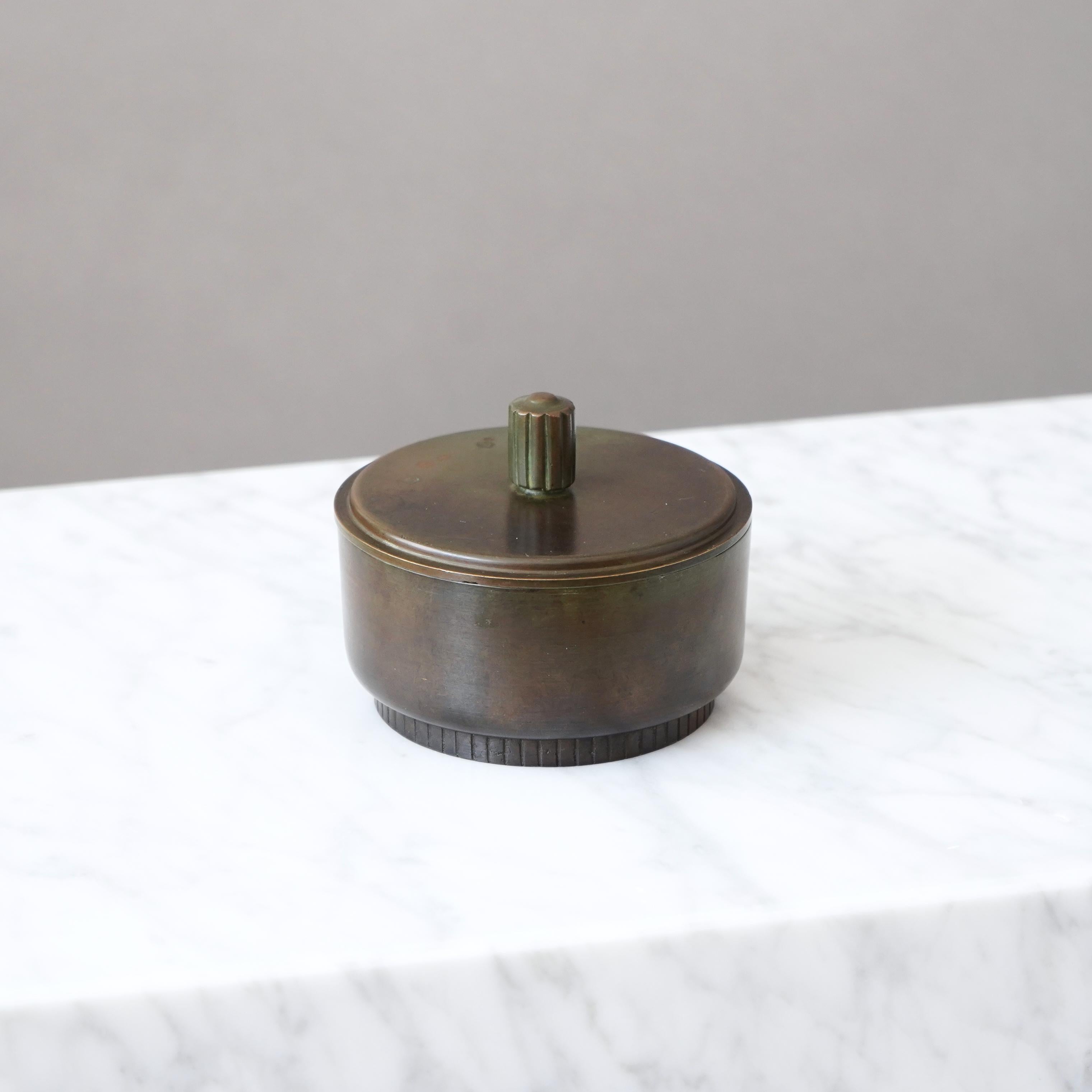Art Deco Lidded Bronze Box by GAB Guldsmedsaktiebolaget, Sweden, 1930s Bronce en venta