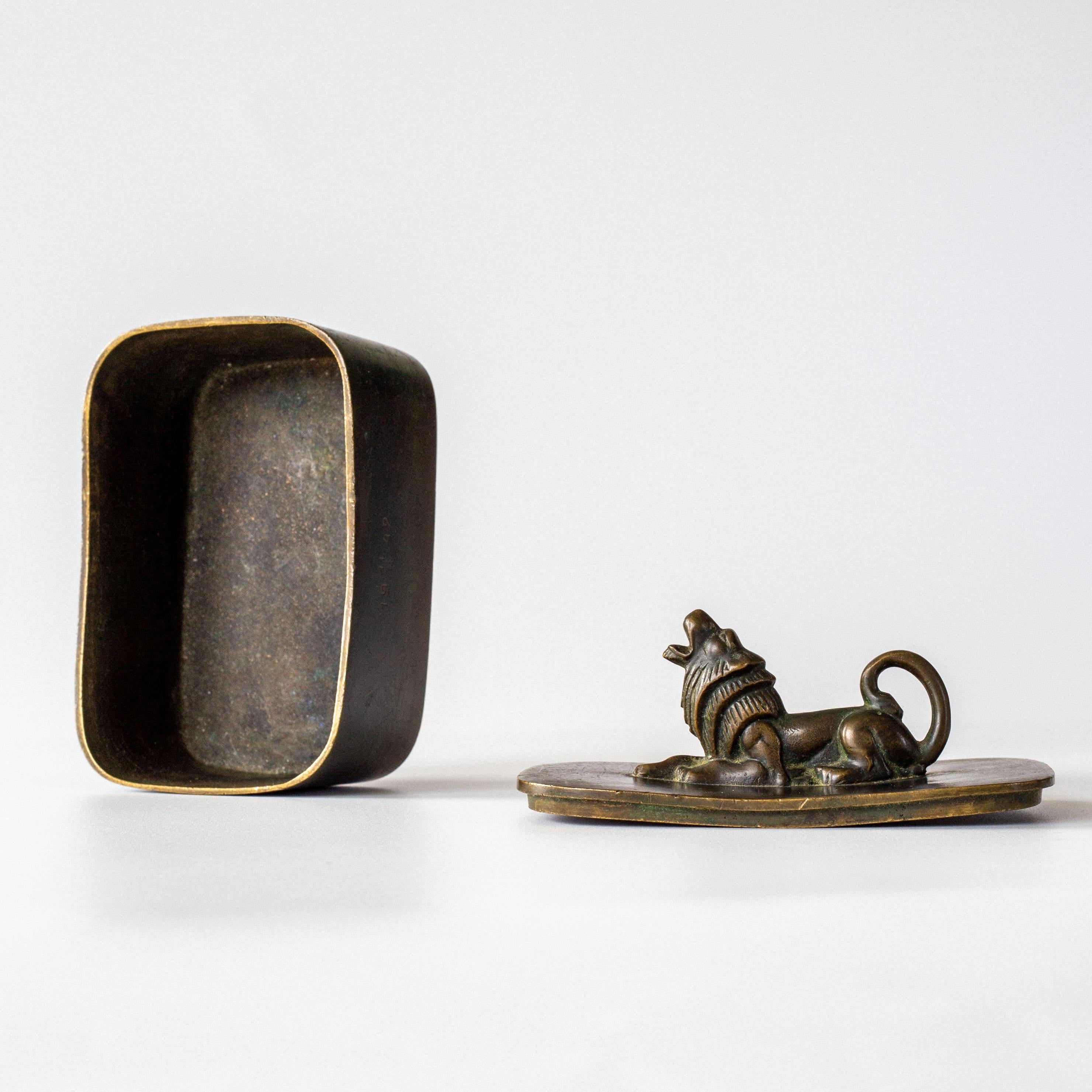Caja Art Decó de bronce con tapa y león de GAB Guldsmedsaktiebolaget, Suecia, años 30 mediados del siglo XX en venta