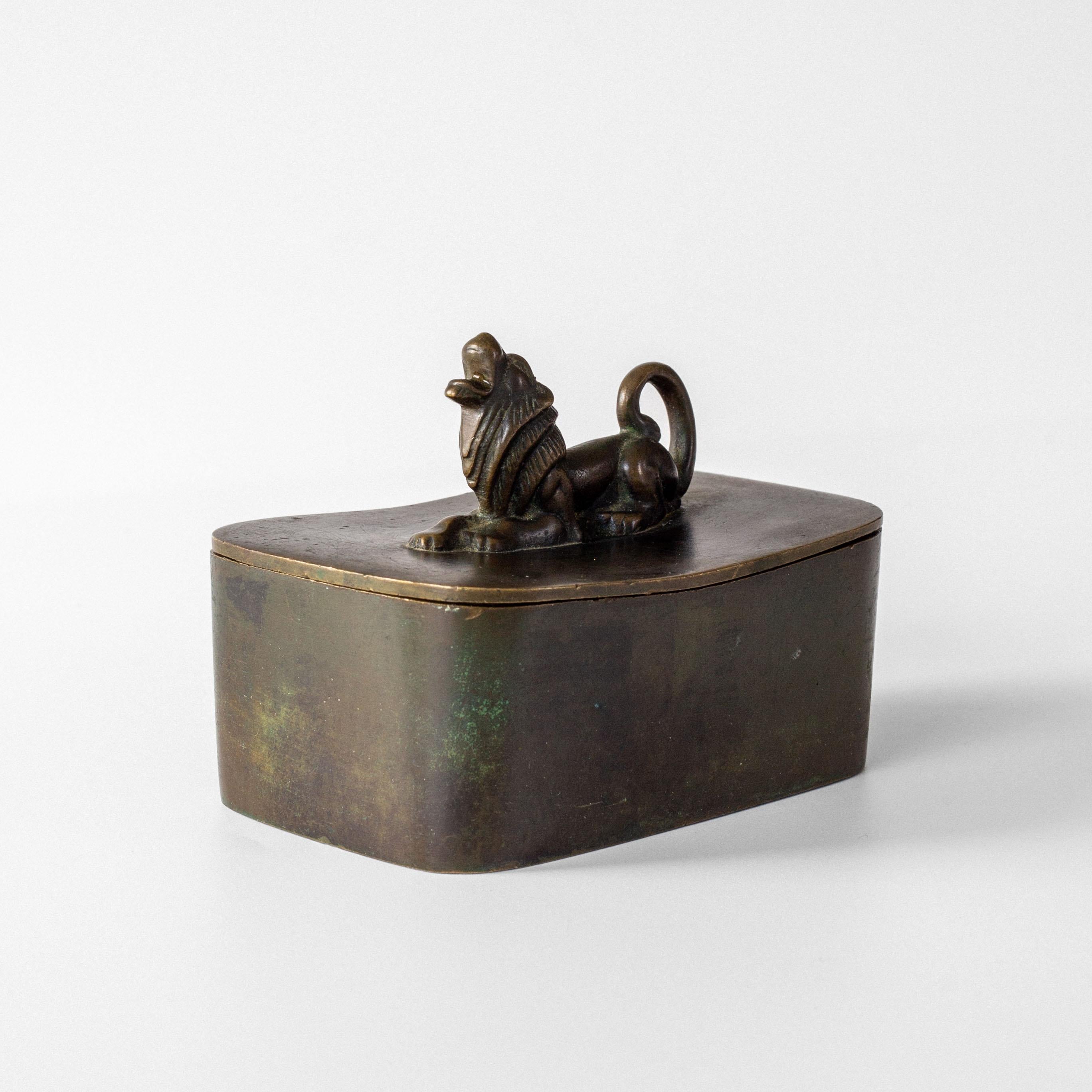 Caja Art Decó de bronce con tapa y león de GAB Guldsmedsaktiebolaget, Suecia, años 30 Sueco en venta