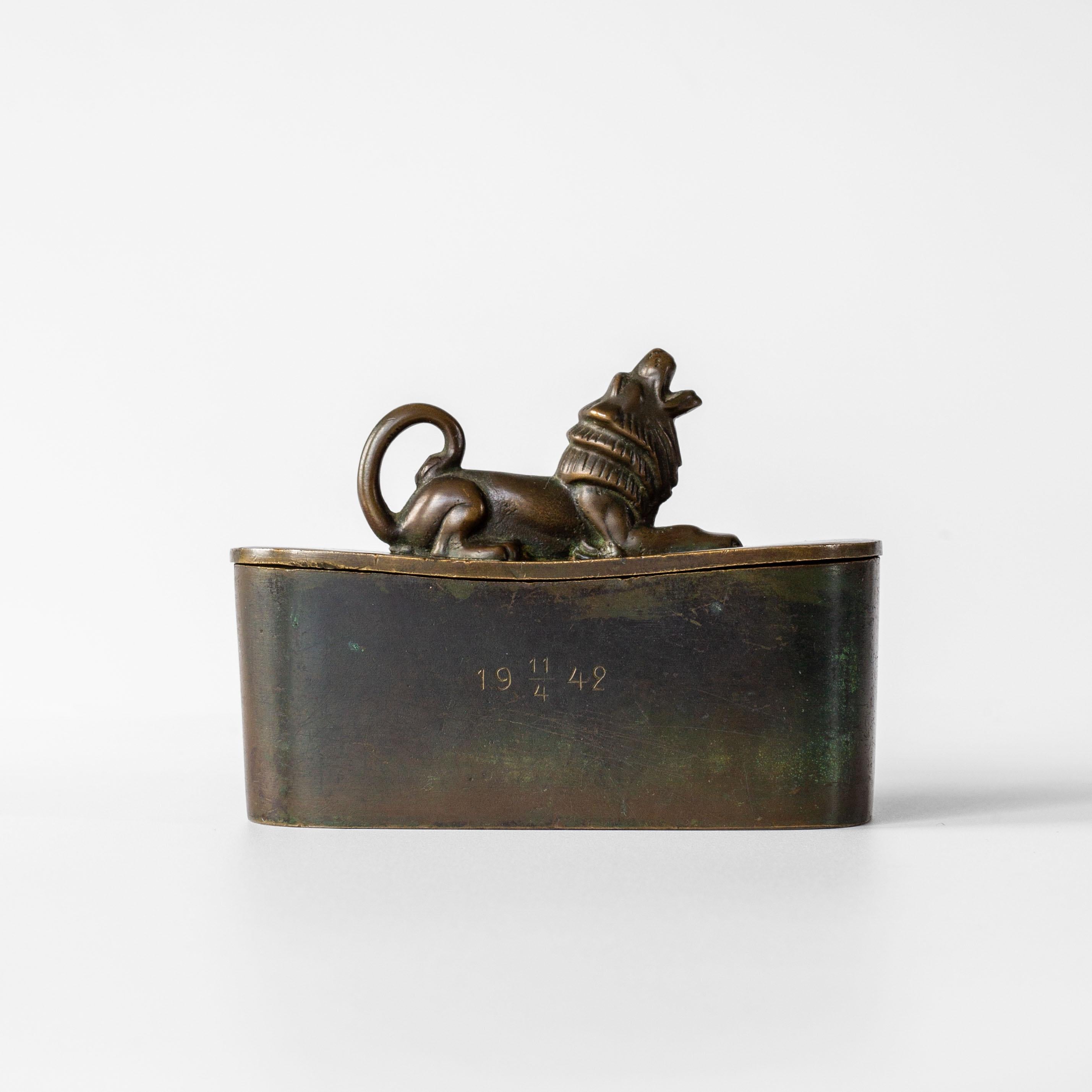 Caja Art Decó de bronce con tapa y león de GAB Guldsmedsaktiebolaget, Suecia, años 30 en Bueno estado para la venta en Stockholm, SE