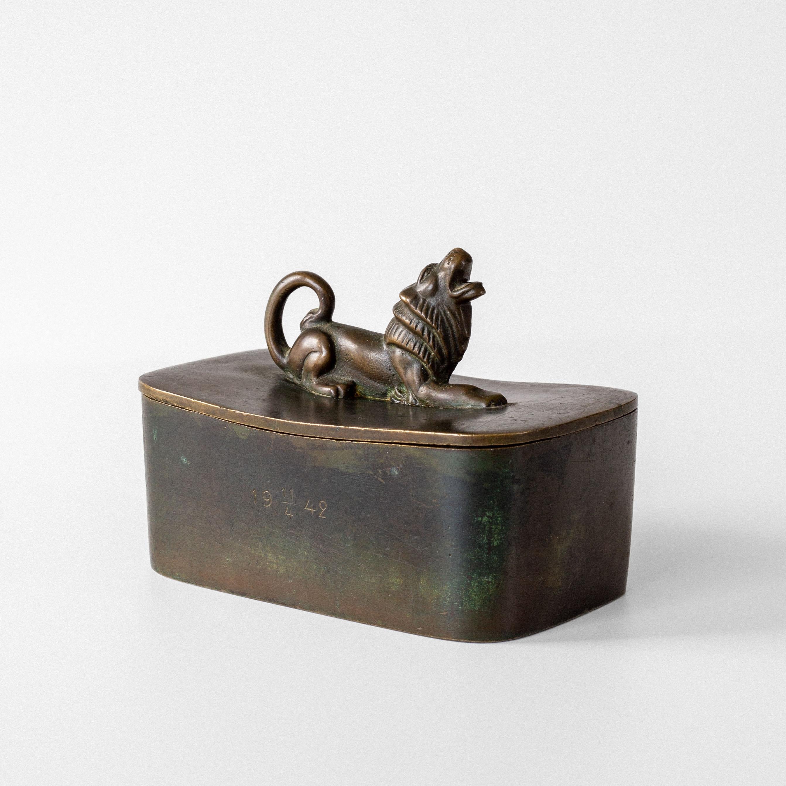 Caja Art Decó de bronce con tapa y león de GAB Guldsmedsaktiebolaget, Suecia, años 30 Patinado en venta
