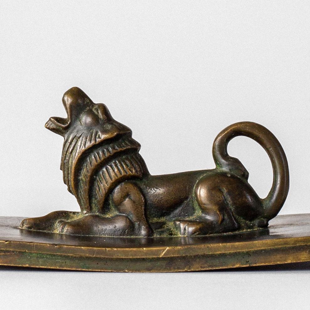 Caja Art Decó de bronce con tapa y león de GAB Guldsmedsaktiebolaget, Suecia, años 30 Bronce en venta