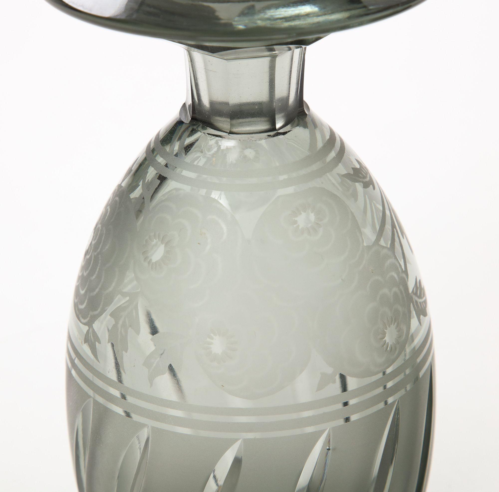 Art déco-Kristallflaschen mit Deckelschliff und Ätzung von Moser im Angebot 7