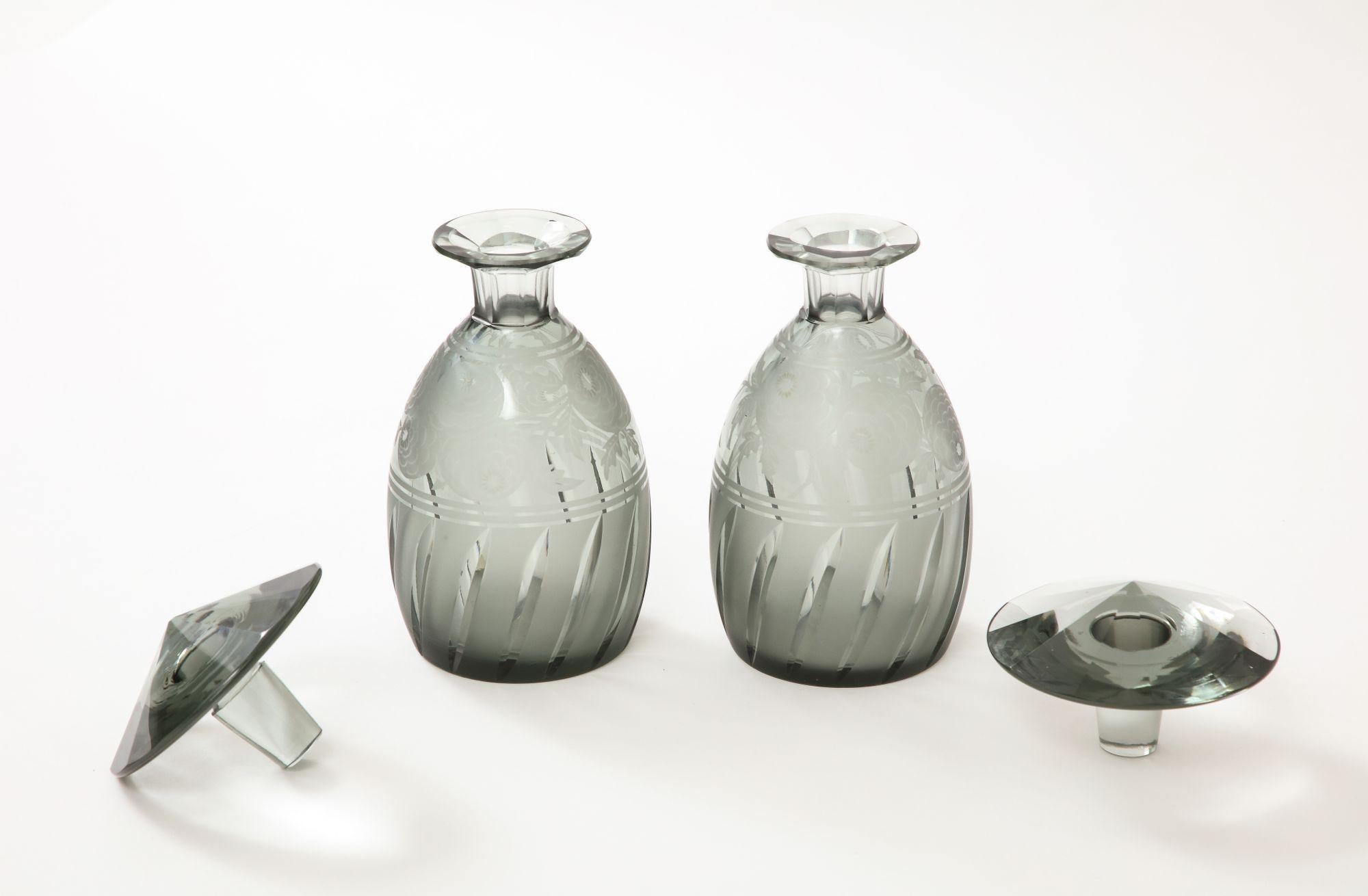 Art déco-Kristallflaschen mit Deckelschliff und Ätzung von Moser im Angebot 1