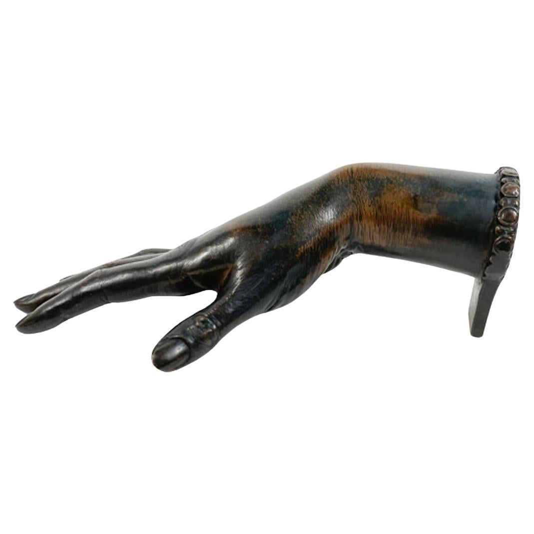 Patiniertes, lebensgroßes Art-Déco-Bronzeguss-Modell einer weiblichen Hand, datiert 1926