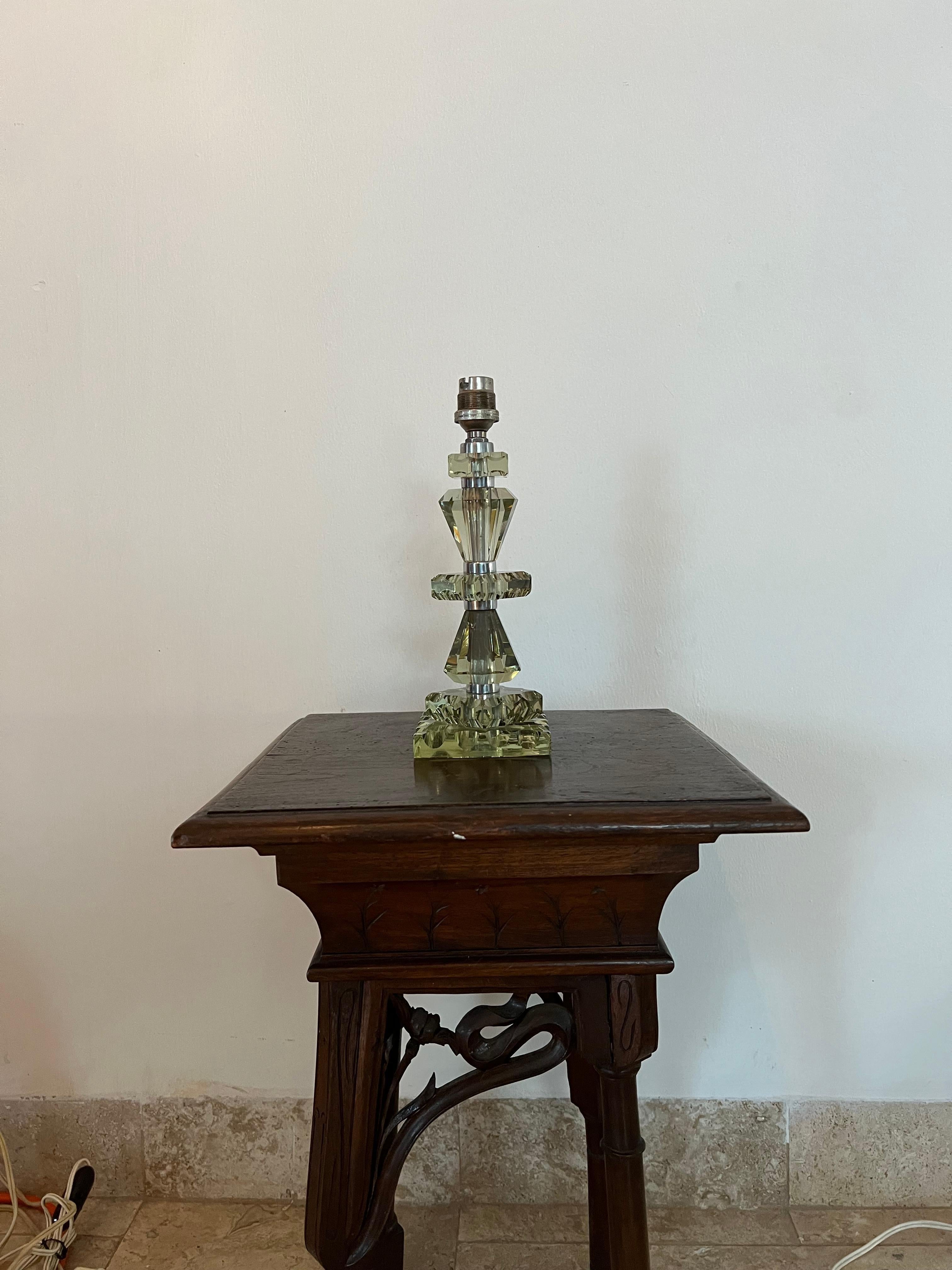 Beautiful Art Deco table lamp in the style of Baccarat and Jacques Adnet, unmarked.
Manufactured in hand cut, slightly green Lead glass.
France circa 1940.
The pieces 