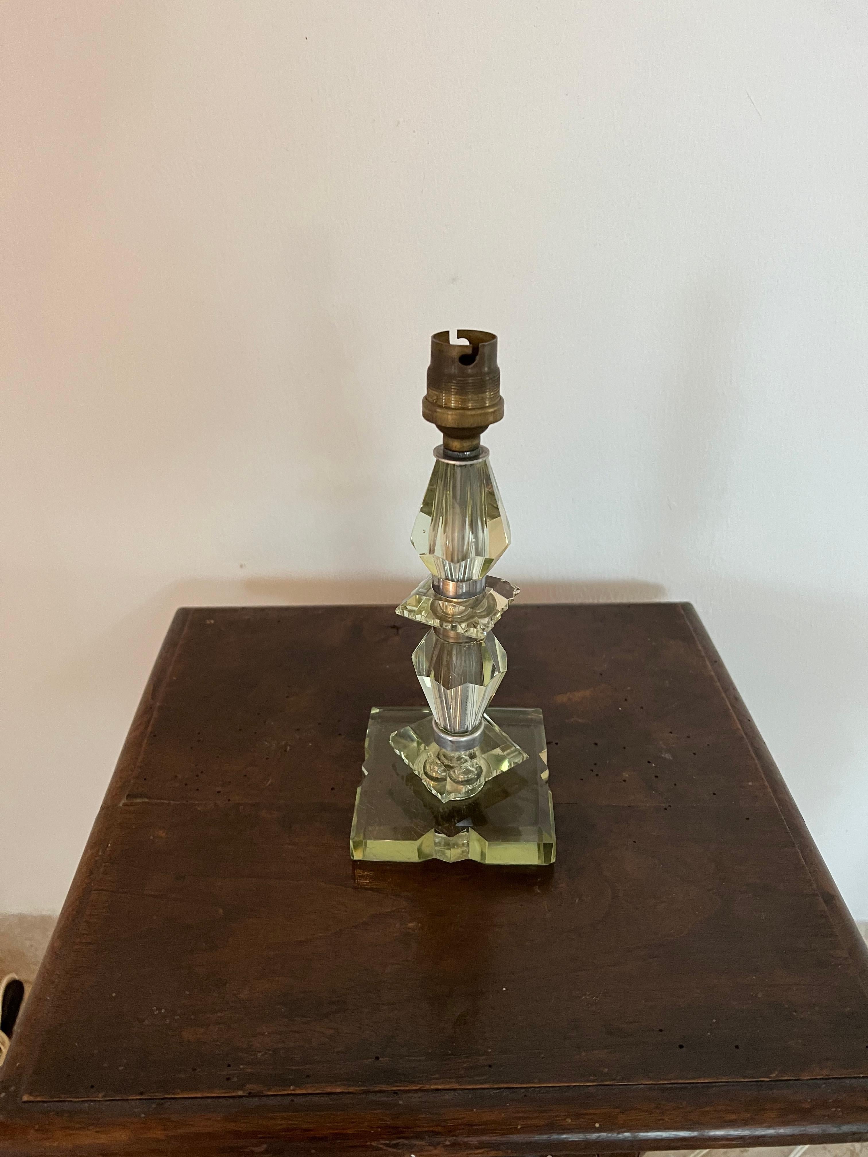 Beautiful Art Deco table lamp in the style of Baccarat and Jacques Adnet, unmarked.
Manufactured in hand cut, slightly green Lead glass.
France circa 1940.
The pieces 