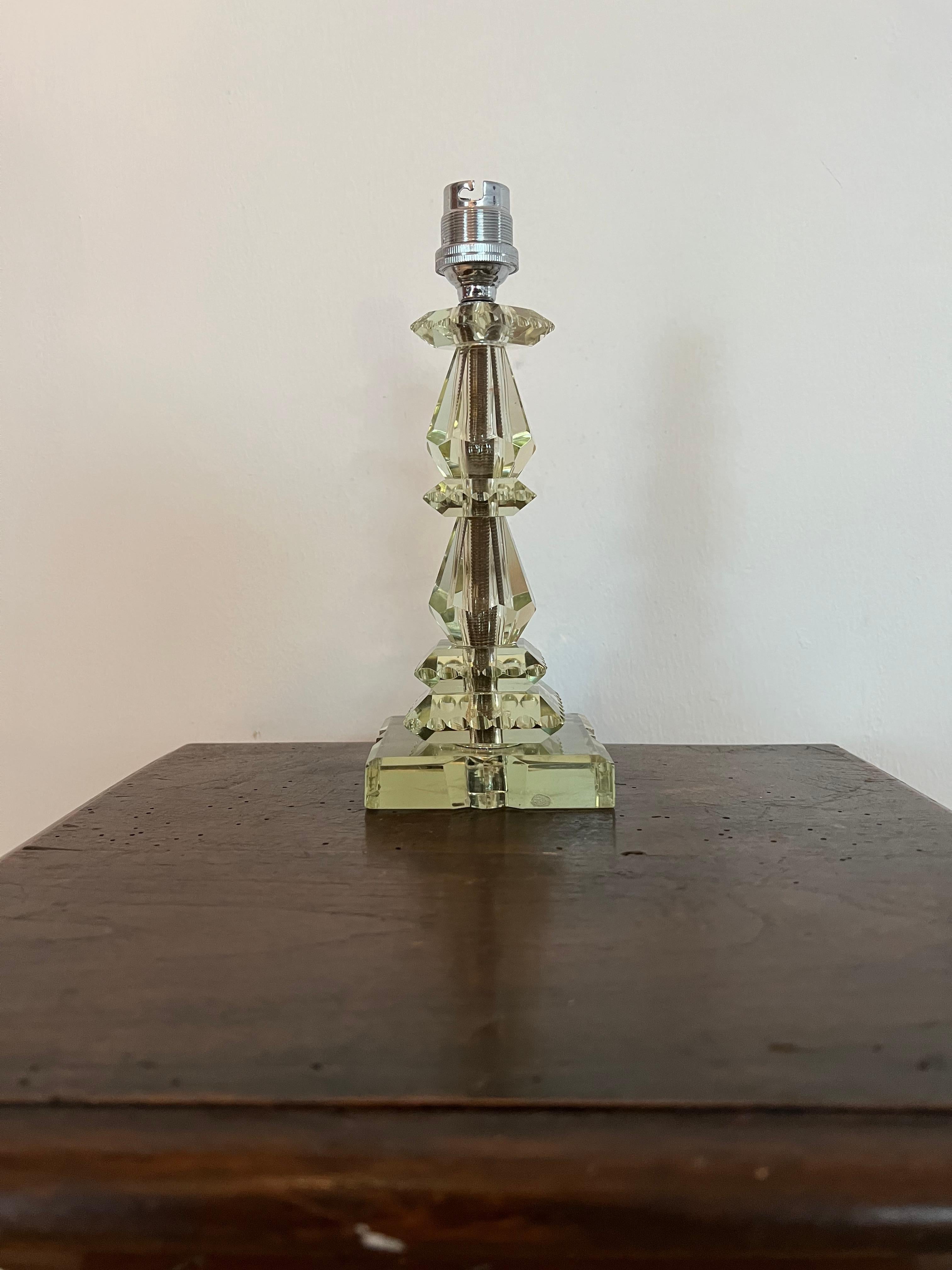 Preciosa lámpara de mesa Art Déco de estilo Baccarat y Jacques Adnet, sin marcar.
Fabricado en vidrio de plomo cortado a mano y ligeramente verde.
Francia hacia 1940.
Las piezas 