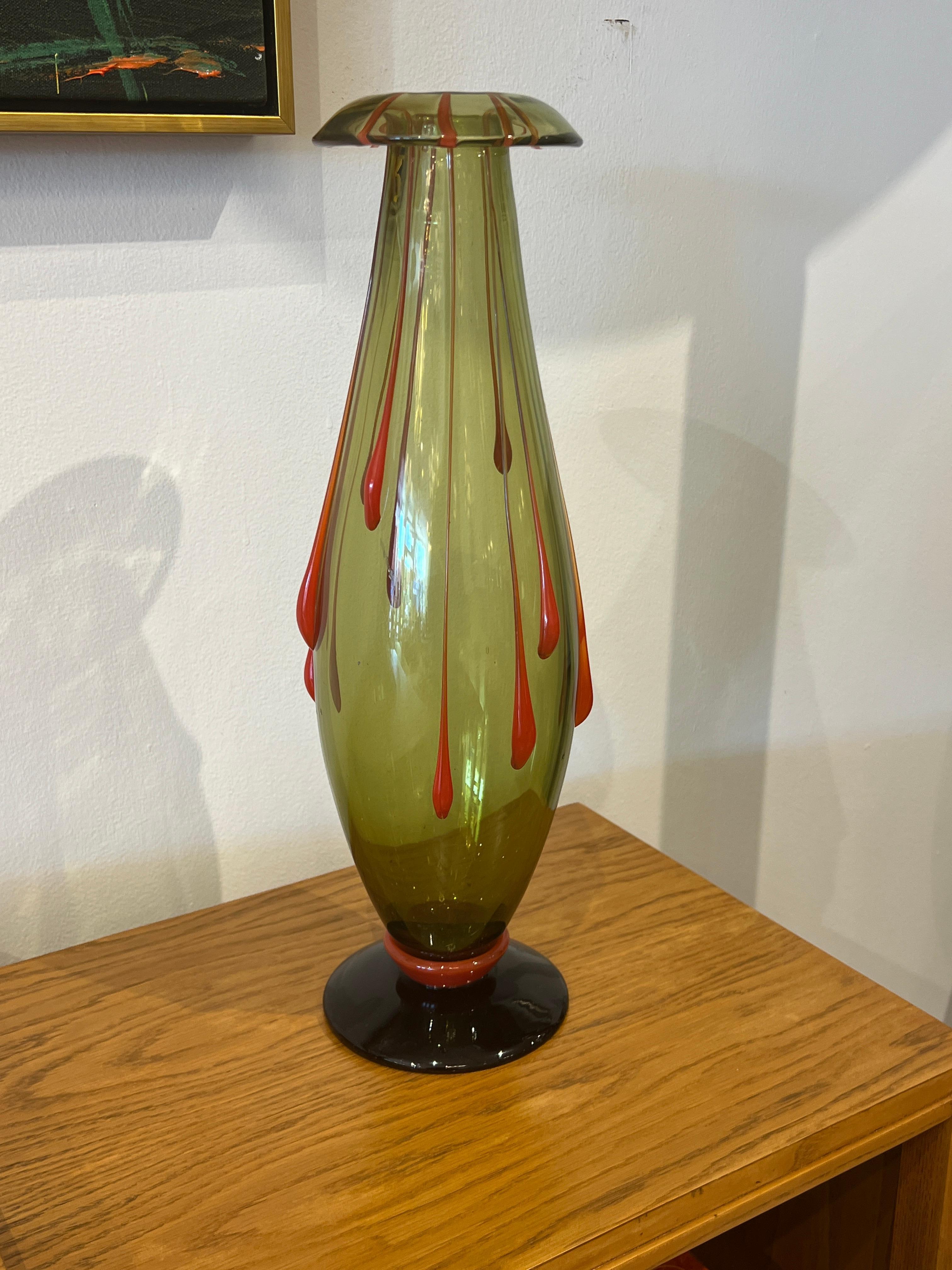 Un magnifique vase transparent vert olive clair avec des détails de gouttes rouges par Charles Schneider pour Maurice Dufene 