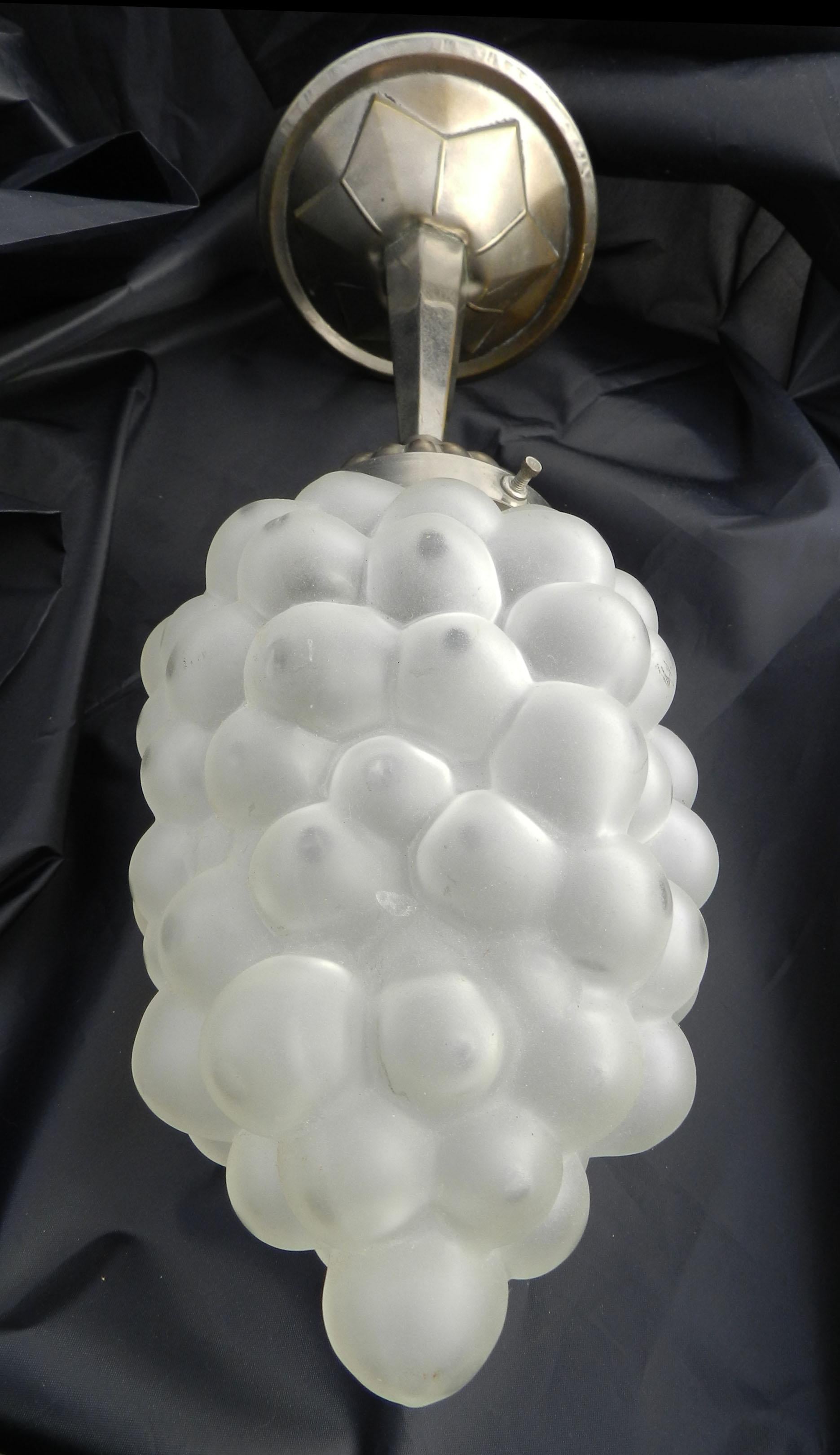Français Lampe à suspension Art Déco avec abat-jour en verre, vers 1930 en vente