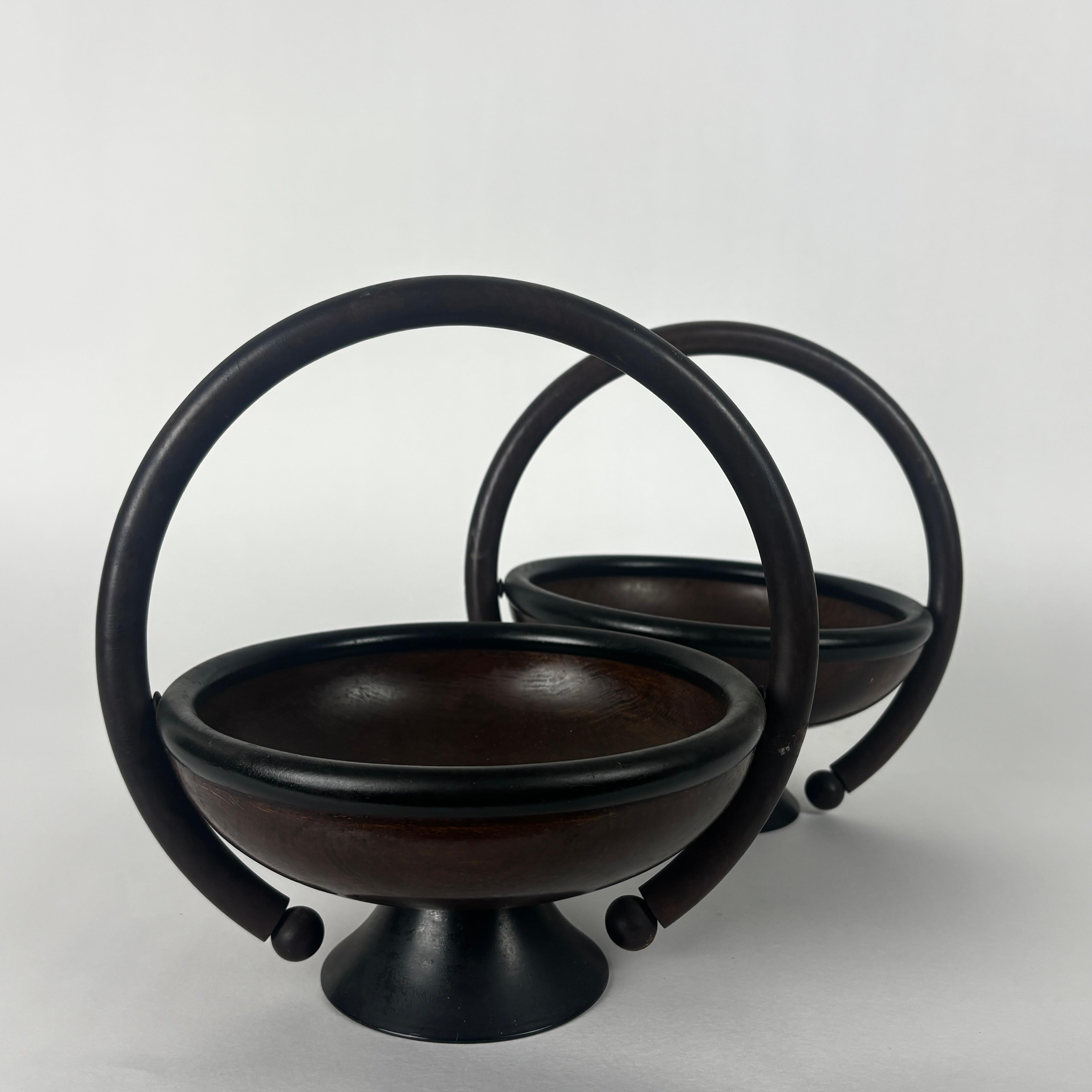 Set di ciotole in legno tornito con manico in Lignum Vitae.

Macchia nera sul bordo.

Le condizioni sono fantastiche, un'area di usura all'estremità di un manico, altrimenti molto buone.

