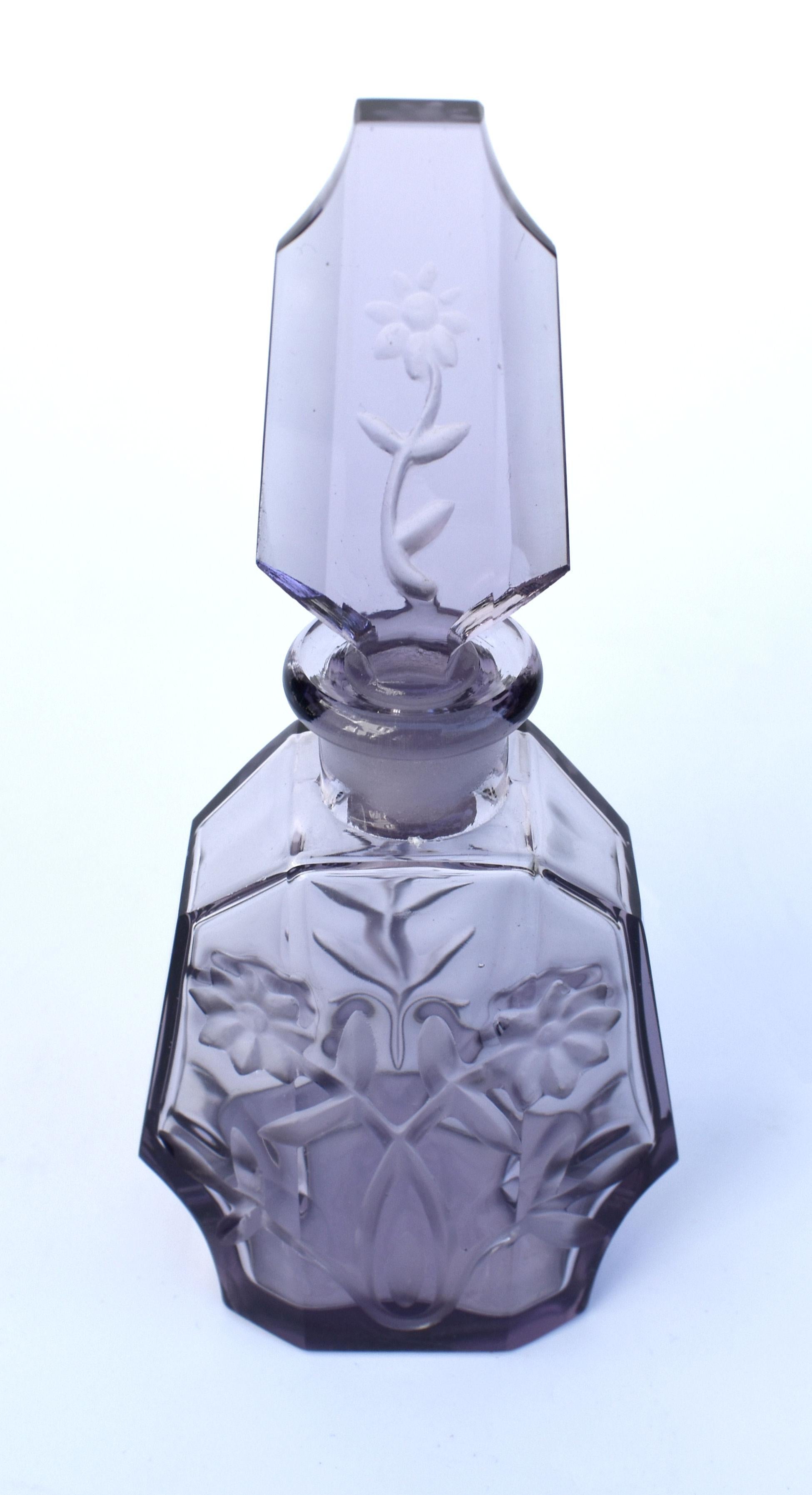 For your consideration is this stylish 1930's Art Deco crystal glass perfume bottle in a wonderful lilac colour. Beautifully etched floral decoration to both the body and stopper. Lovely item with no damage, just very minor signs of age. Very