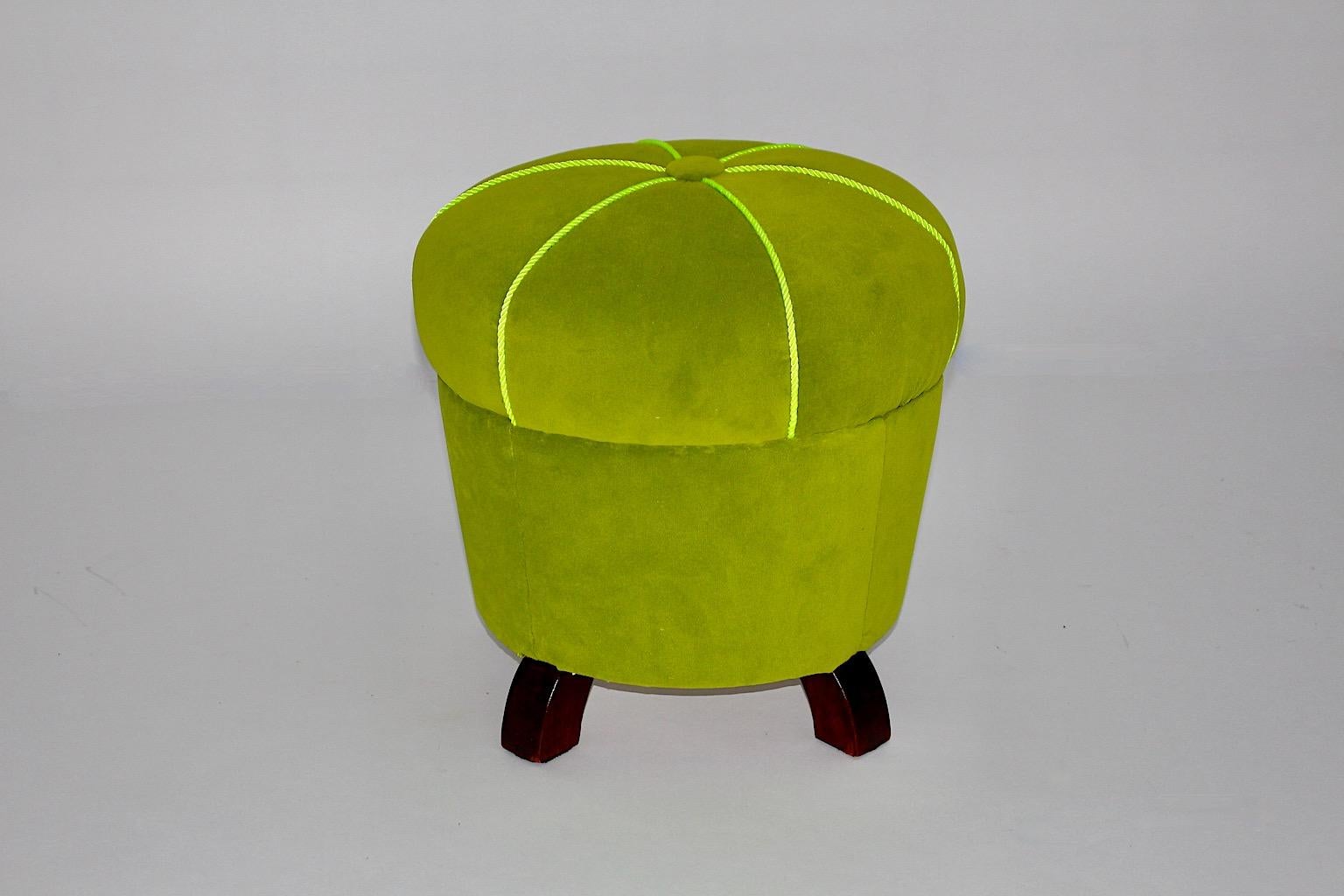 Art of Vintage tabouret pouf en velours vert de forme circulaire et pieds en hêtre 1930 Autriche.
Un nouvel arrivage étonnant, le tabouret en velours neuf rembourré et neuf recouvert d'un tissu en velours vert lime et d'un joli bouton décoratif au