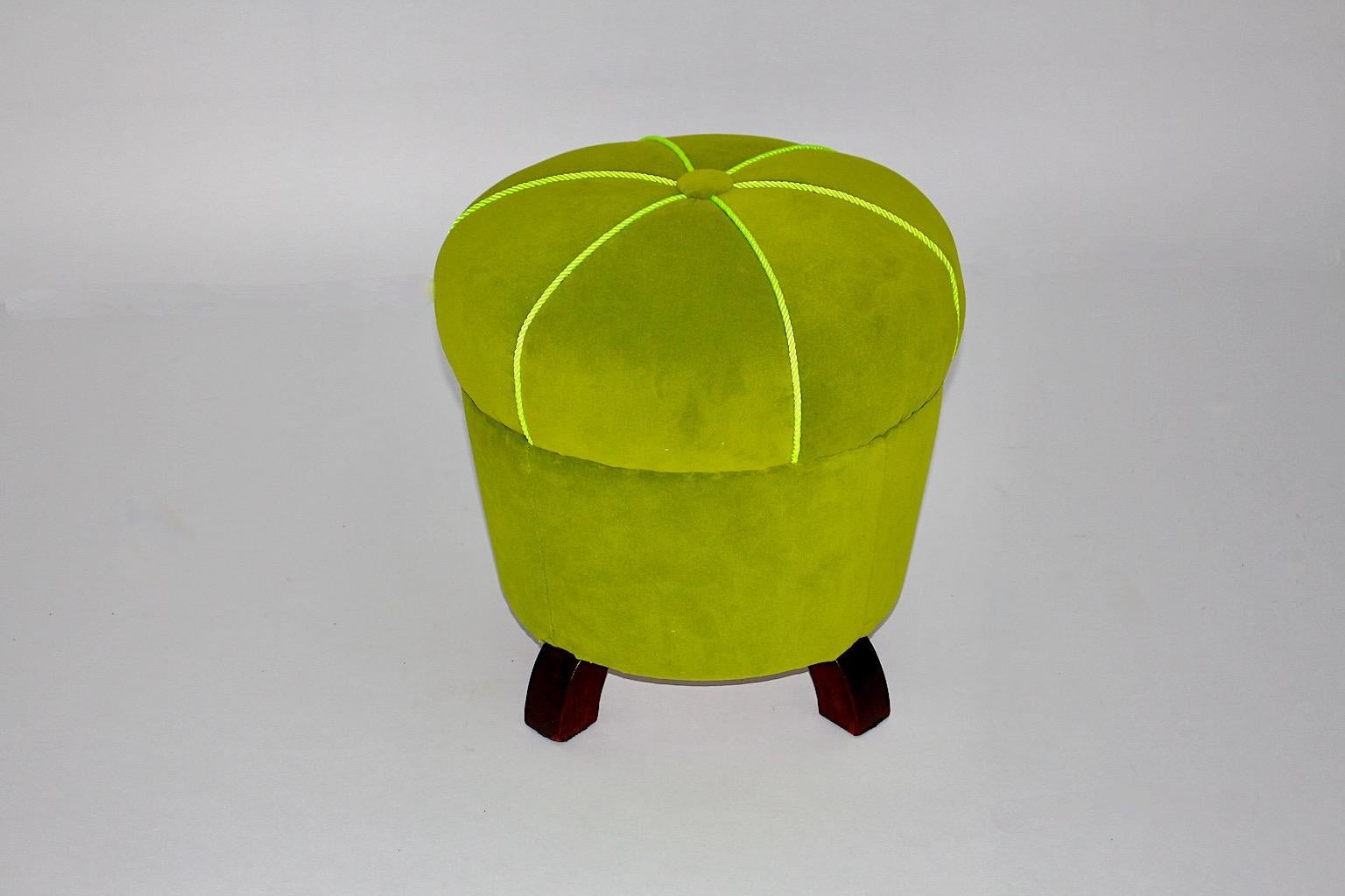 Art déco Tabouret circulaire Art Déco vert citron en velours de hêtre Pouf 1930s Autriche en vente
