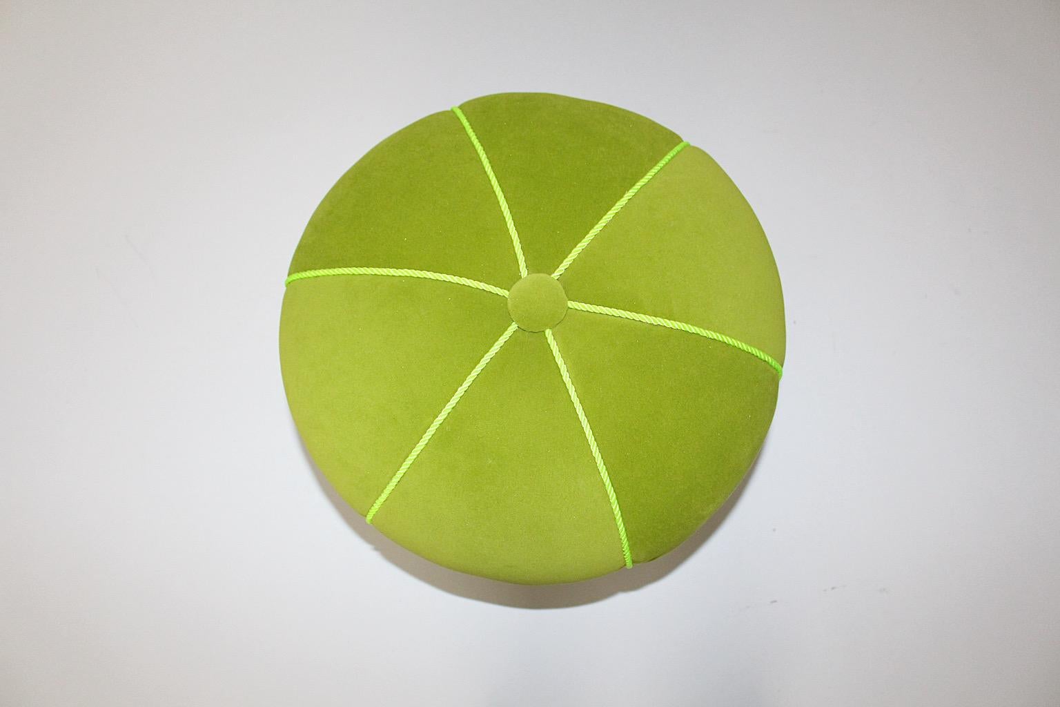 Autrichien Tabouret circulaire Art Déco vert citron en velours de hêtre Pouf 1930s Autriche en vente